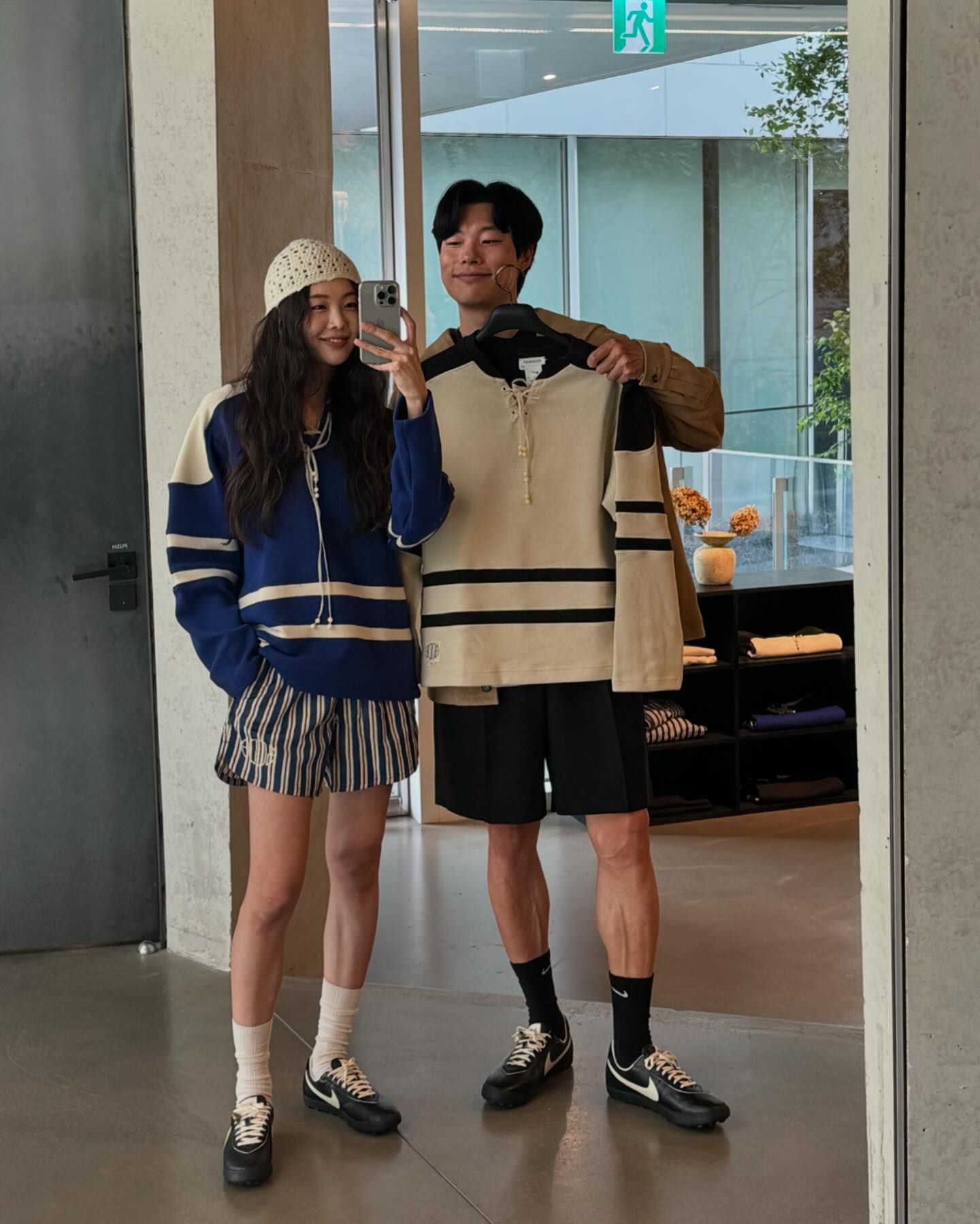 오늘 국내 발매된👟나이키 x 보디
금새록과 류준열 착용 아스트로그래버🖤🤍 드로우 가즈아 

나이키와 보디는 첫 협업을 통해 1974년도 나이키의 아이코닉한 미식축구화, 아스트로 그래버를 재현합니다. Bode의 감성으로 프리미엄 스웨이드와 풀그레인 가죽 소재를 조합하여 미식축구계의 클래식을 현대적인 상징으로 업그레이드했는데요. 스타일링하기 좋은 블랙과 코코넛 밀크 컬러로 디자인되었으며, 두 가지 Bode 신발 끈 참으로 나만의 룩을 연출할 수 있습니다. 

나이키X보디 협업 아스트로그래버는 5월 28일 15시까지 웍스아웃에서 드로우가 진행됩니다.  이미지