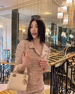 박하선의 고급진 디올백 코디❤️
가방 컬러와 무드에 맞게 스타일링하는 센스👍🏻@고급져요💫
1. 레이디 디올 미니 백 라떼 리자드, 1,100만 원.
2. 디올 레이디 D-Sire My ABCDior 스몰 백 블랙 매크로까나쥬 크링클 송아지 가죽, 790만 원.
3. 레이디 디올 스몰 백 체리 레드 페이턴트 까나쥬 송아지 가죽, 820만 원.
4. 디올 북 토트 라지 백 베이지 & 블랙, 495만 원.
5. 체스트 디올 미디엄 백 블랙 CD 엠보싱 송아지 가죽, 480만 원.
6. 메종 디올 뷰티 파우치
7. 디올 새들 스트랩백 블랙 그레인 송아지 가죽, 580만 원. 이미지