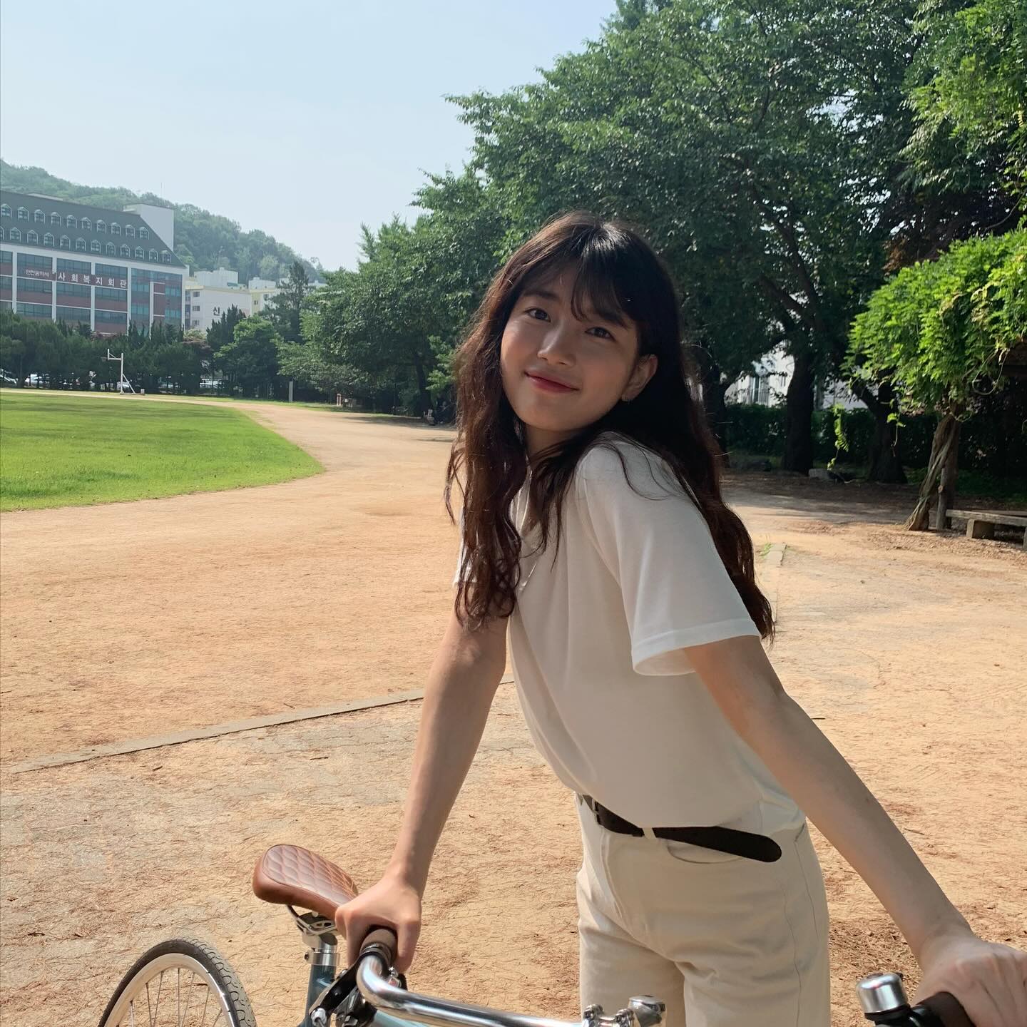 여름에 더 매력적인 화이트룩☁️ 이미지