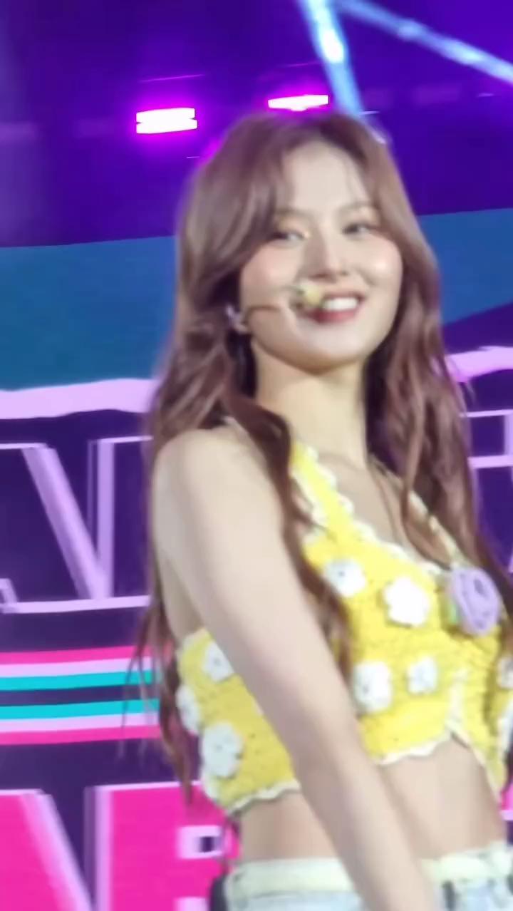 청량 그 자체인 사나 크로셰룩🧶
노란 크로셰 탑에 데님 스타일링 찰떡 소화💛🩵 큐티섹시해😆 이미지