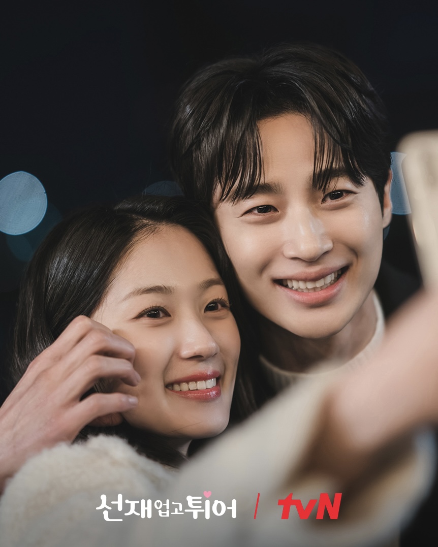 월요병 이제 누가 책임지나😭

‘선재 업고 튀어’가 어제(29일) 최종회를 방영하며 막을 내렸습니다. 탄탄한 스토리와 배우들의 출중한 연기력으로 약 두 달간 시청자들을 과몰입에 빠트리며 한 주의 시작을 함께했는데요. 최종회 시청률 전국 가구 기준 평균 5.8%로 자체 최고를 경신하며 성공적인 마무리를 이뤘습니다. 연기 인생 9년 만에 전성기를 맞은 배우 변우석과 또 하나의 인생 캐릭터를 추가한 김혜윤이 앞으로 보여줄 연기 변신에 많은 관심과 응원이 쏠리고 있습니다.

한편 오는 31일부터 변우석의 스크린 데뷔작인 영화 ‘소울메이트’가 CGV에서 특별 상영됩니다. 이미지