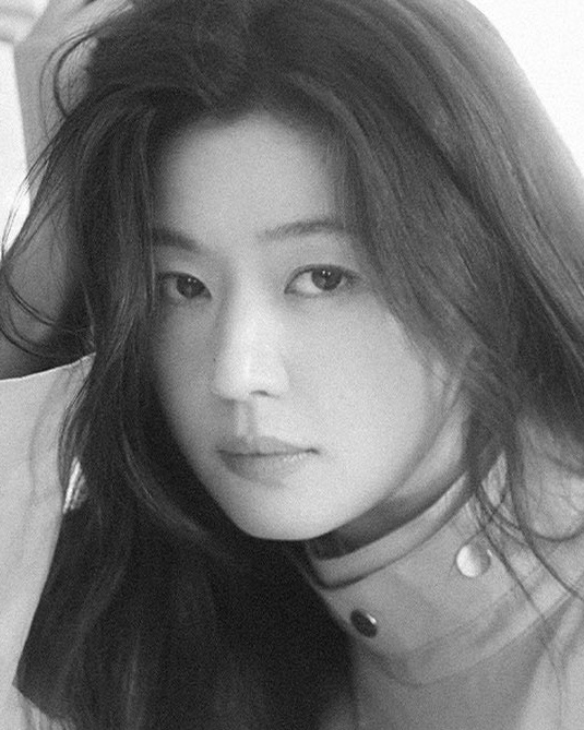 전지현과 강동원을 한 작품에서🤩

전지현과 강동원이 디즈니 플러스 오리지널 시리즈 ‘북극성’에서 함께 호흡을 맞춥니다. 외교관이자 전 주미대사로 국제적 명성을 쌓아온 문주(전지현)가 국적불명의 특수 요원 산호(강동원)와 함께 거대한 사건 뒤에 숨겨진 진실을 쫓는 이야기를 그린 작품인데요. 빛나는 캐스팅뿐만 아니라 영화 ‘독전’의 정서경 작가와 ‘눈물의 여왕’을 연출한 김희원 감독, 그리고 영화 ‘범죄도시4’의 허명행 감독이 공동 연출로 합류해 눈길을 끌고 있습니다. 이미지1