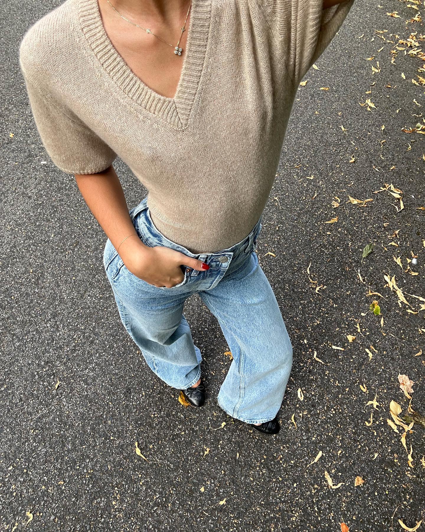 이쁜 데님 핏 만들어주는 신발 4👟
올여름을 위한 청바지&신발 조합👖이렇게 따라해 보세요✔️

1. 샤넬 플랫 슈즈

2. 에르메스 샌들

3. 아디다스 삼바

4. 컨버스화 이미지