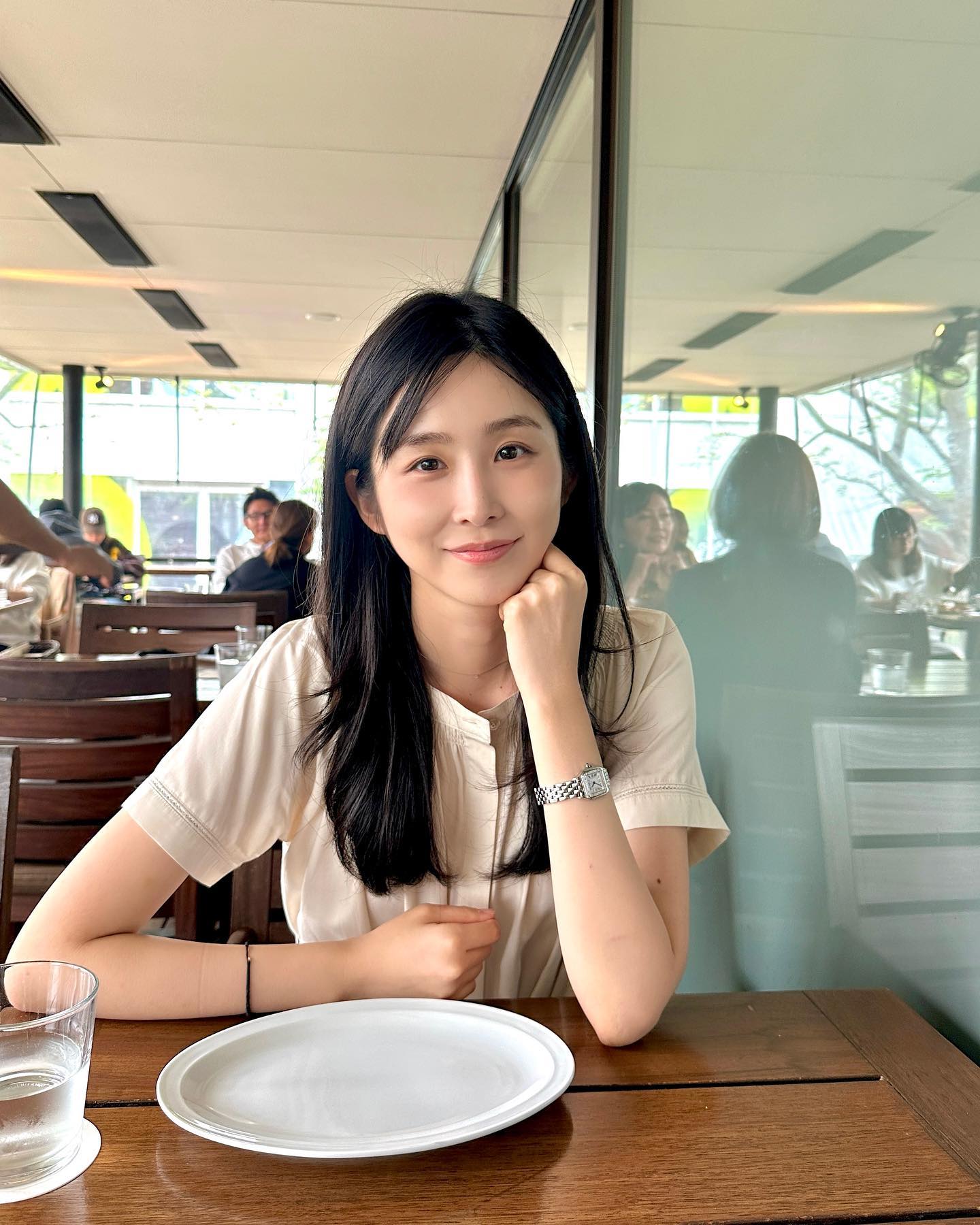 셀럽들의 빛나는 손목✨까르띠에
고급진 클래식 워치🕰️ 여자들의 드림워치 @갖고싶다🔥

1. 지수, 김나영 착용: 까르띠에 베누아

2. 이서빈, 이나연 착용: 까르띠에 발롱 블루

3. 표예진 착용: 까르띠에 탱크 머스트

4. 주현영, 천우희 착용: 까르띠에 탱크 루이 

5. 차정원, 박지현 착용: 까르띠에 팬더 드 이미지10