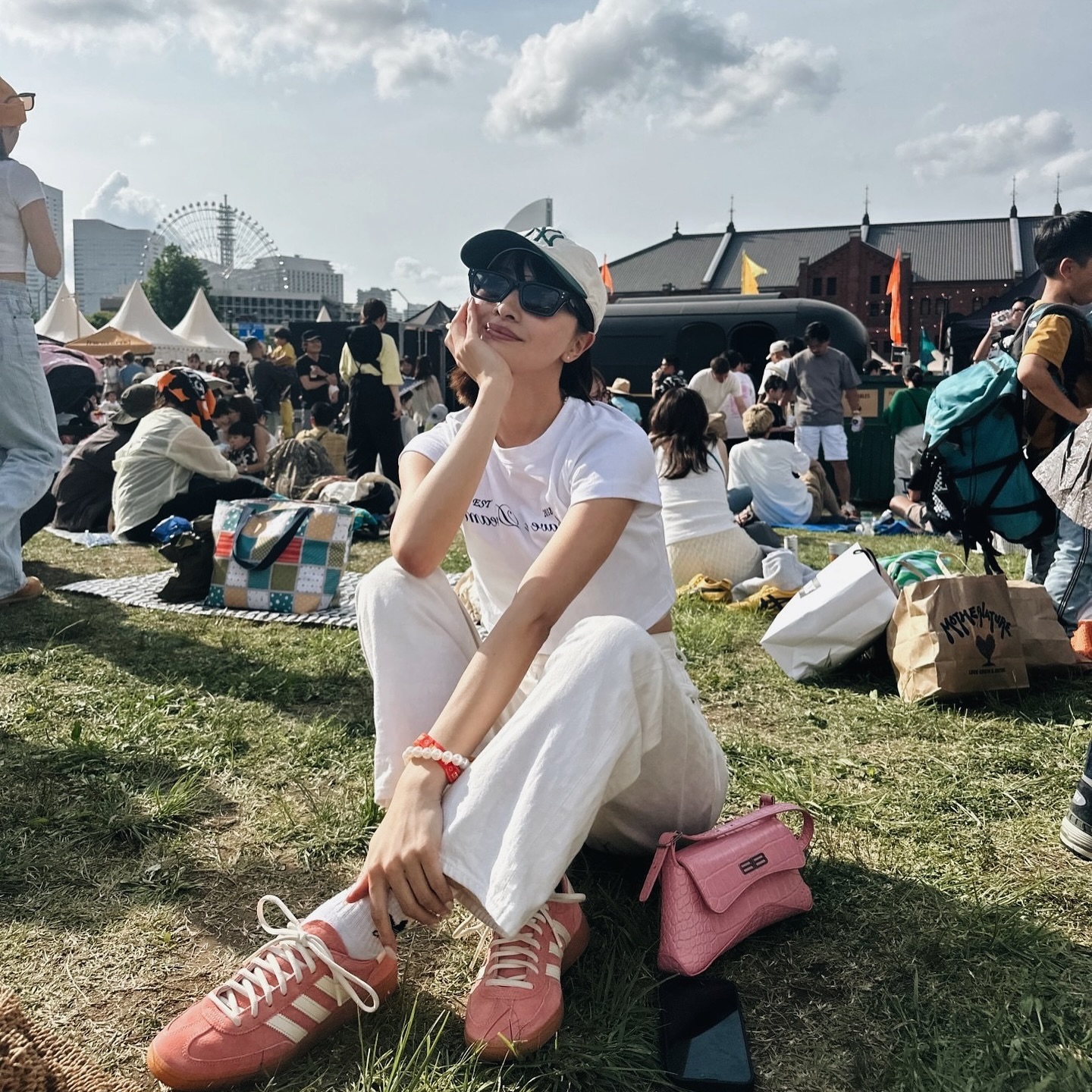 아디다스 x 스포티앤리치🩷착샷
24일 발매된 따끈따끈 신상 핸드볼 스페지알 착용샷 모음👟

아디다스와 스포티 앤 리치는 4번째 협업 스니커즈를 출시하며 매번 뜨거운 인기를 이어가고 있습니다. 부드러운 스웨이드 소재, 가죽 삼선, 고무 밑창, 그리고 Sporty&Rich 로고가 특징입니다. 이번 콜라보에서는 에밀리 오버그가 핸드볼 경기용 슈즈 '스페지알'을 재해석하여 깔끔하면서도 세련된 레트로 미학을 담은 빈티지한 아이템을 선보였으며, 핑크, 그린, 브라운 3가지 컬러로 제작되었습니다.

이번 콜라보 스니커즈의 가격은 14만 9천 원입니다. 슬라이드를 넘겨 핑크, 그린, 브라운 컬러의 디테일을 살펴 보세요.🔍 이미지4