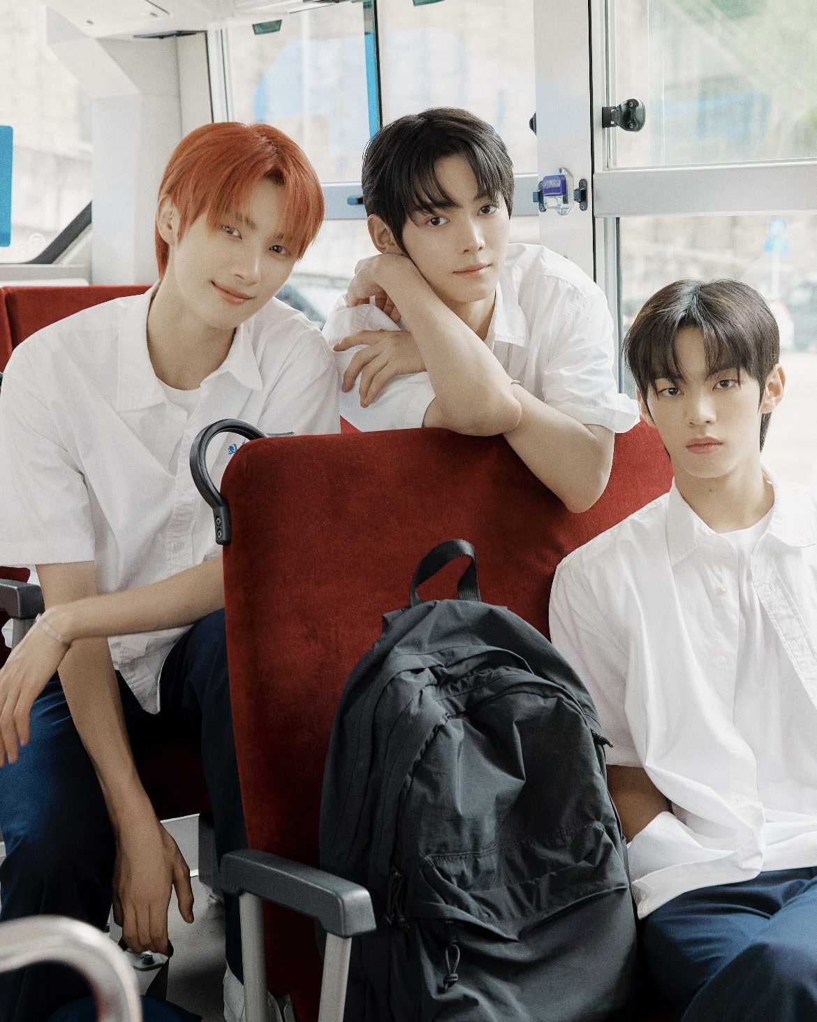 청량 끝판왕 투어스🩵두번째 만남

TWS(투어스)가 미니 2집 ‘SUMMER BEAT!’ 선공개 곡 ‘hey! hey!’ 오피셜 포토를 공개했습니다. 교복을 입고 있는 멤버들의 모습은 청춘 영화 한 장면을 떠오르게 하는데요. 청량한 음악과 비주얼로 인기를 끈 만큼 이들이 들려줄 음악에 큰 관심이 쏠리고 있습니다. 한편 ‘hey! hey!’ 음원과 뮤직비디오는 6월 5일 오후 6시 공개됩니다. 이미지7
