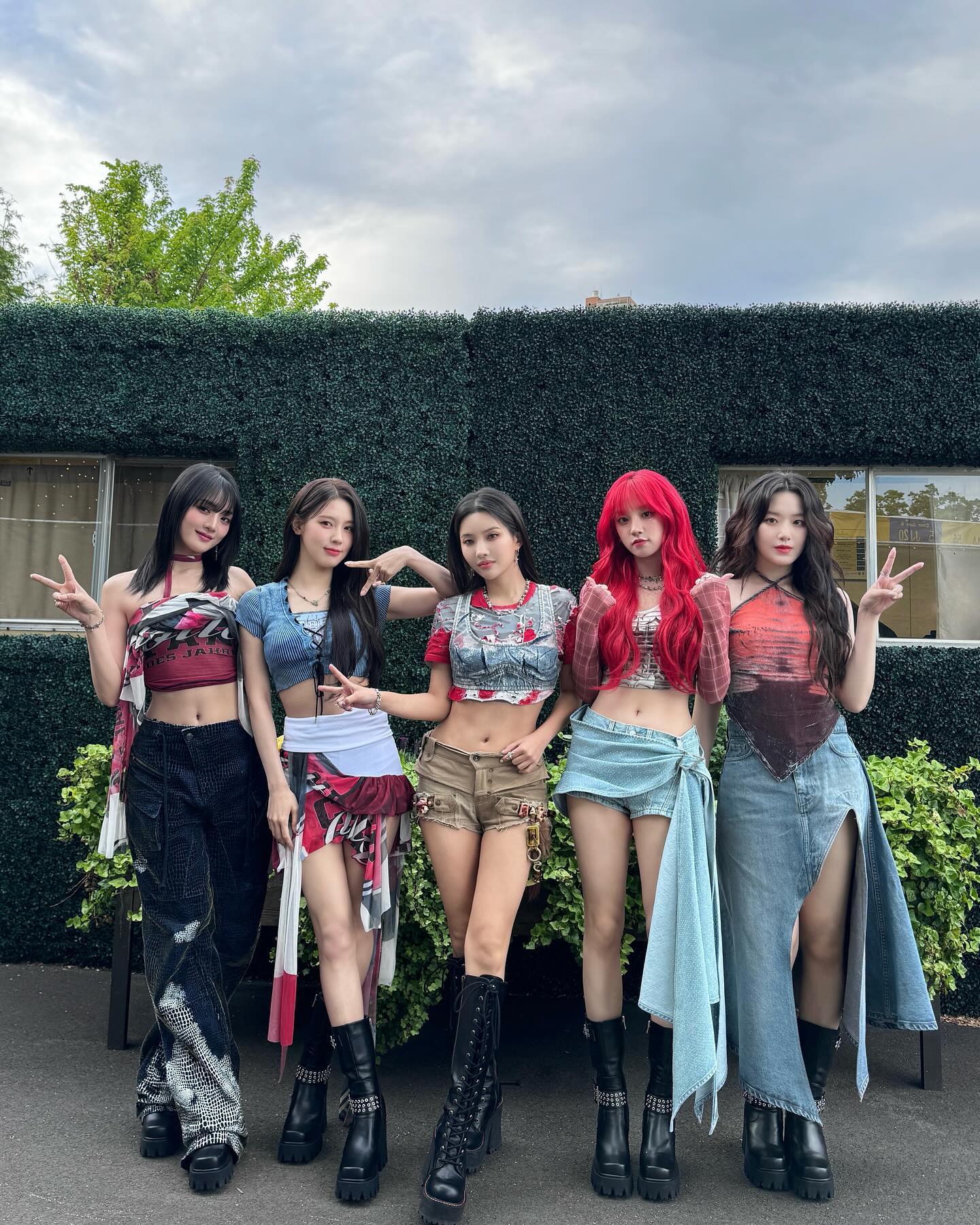 여자아이들💃 월드투어 시작🎈

(여자)아이들의 세 번째 월드투어 ‘(G)I-DLE WORLD TOUR [iDOL]’가 진행됩니다. 공개된 포스터에 따르면 오는 8월 3, 4일 양일간 서울에서 월드투어의 포문을 여는데요. 이어 홍콩, 도쿄, 터코마 등 총 14개 도시에서 글로벌 팬들을 만날 예정입니다. 매 회차 탄탄한 라이브와 퍼포먼스로 전 세계 팬들을 사로잡은 이들이 세 번째 월드투어에서는 어떤 새로운 모습을 보여줄지 기대를 모으고 있습니다. 이미지2