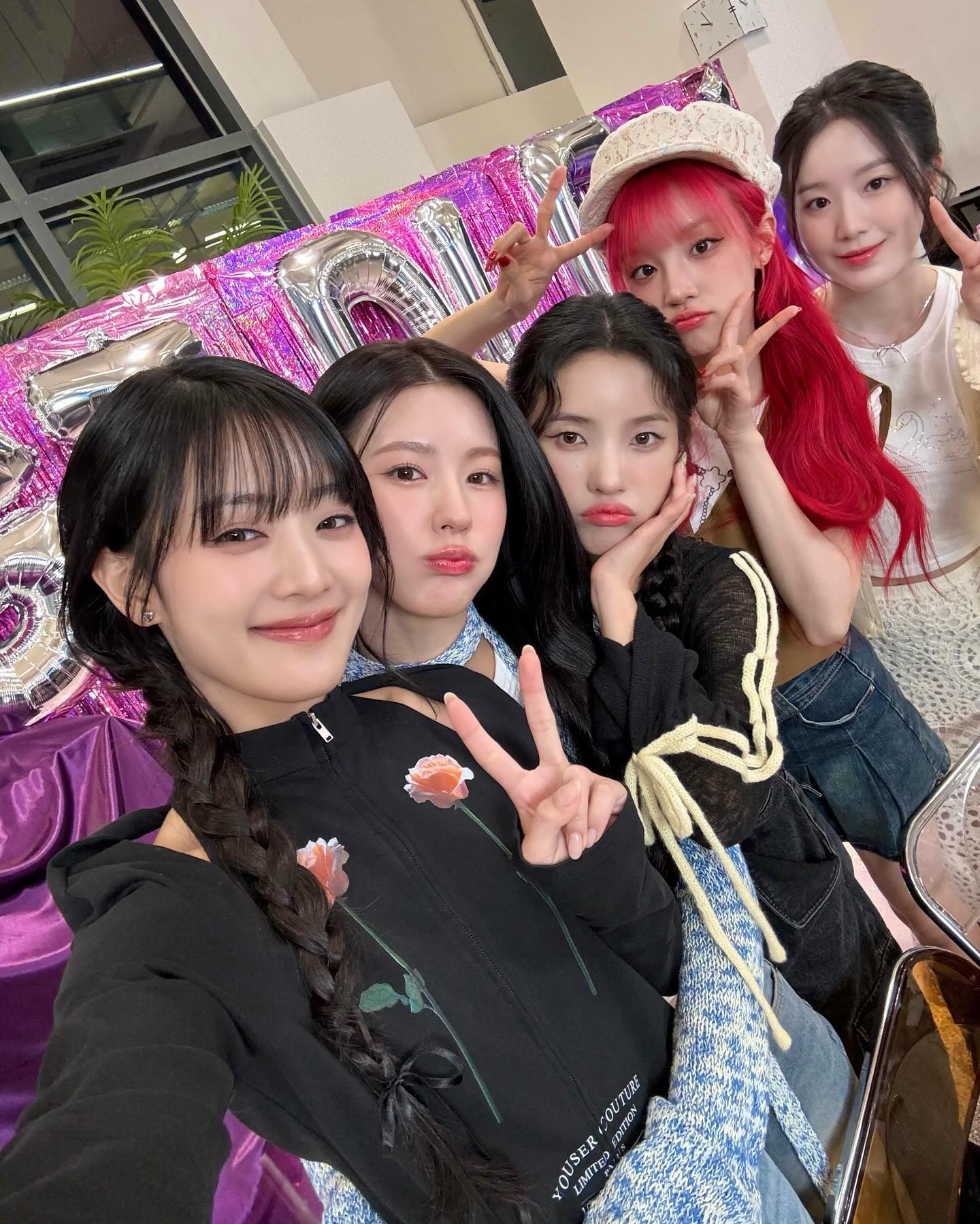 여자아이들💃 월드투어 시작🎈

(여자)아이들의 세 번째 월드투어 ‘(G)I-DLE WORLD TOUR [iDOL]’가 진행됩니다. 공개된 포스터에 따르면 오는 8월 3, 4일 양일간 서울에서 월드투어의 포문을 여는데요. 이어 홍콩, 도쿄, 터코마 등 총 14개 도시에서 글로벌 팬들을 만날 예정입니다. 매 회차 탄탄한 라이브와 퍼포먼스로 전 세계 팬들을 사로잡은 이들이 세 번째 월드투어에서는 어떤 새로운 모습을 보여줄지 기대를 모으고 있습니다. 이미지1