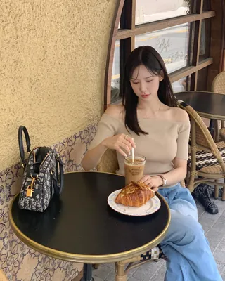 지수&이나연의 고급 디올백👜🖤
D-Vibe 미디엄 볼링백 블루 디올 오블리크 자카드 🏷️445만 원
사진 6 + 7 + 8 + 9 + 10: 디올 공식 홈페이지 이미지