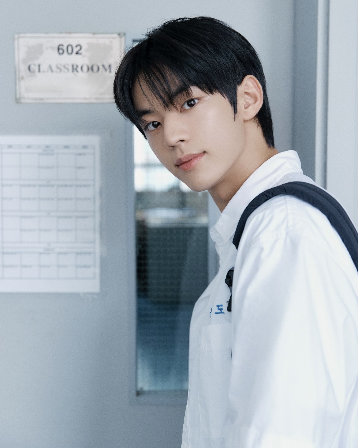 청량 끝판왕 투어스🩵두번째 만남

TWS(투어스)가 미니 2집 ‘SUMMER BEAT!’ 선공개 곡 ‘hey! hey!’ 오피셜 포토를 공개했습니다. 교복을 입고 있는 멤버들의 모습은 청춘 영화 한 장면을 떠오르게 하는데요. 청량한 음악과 비주얼로 인기를 끈 만큼 이들이 들려줄 음악에 큰 관심이 쏠리고 있습니다. 한편 ‘hey! hey!’ 음원과 뮤직비디오는 6월 5일 오후 6시 공개됩니다. 이미지