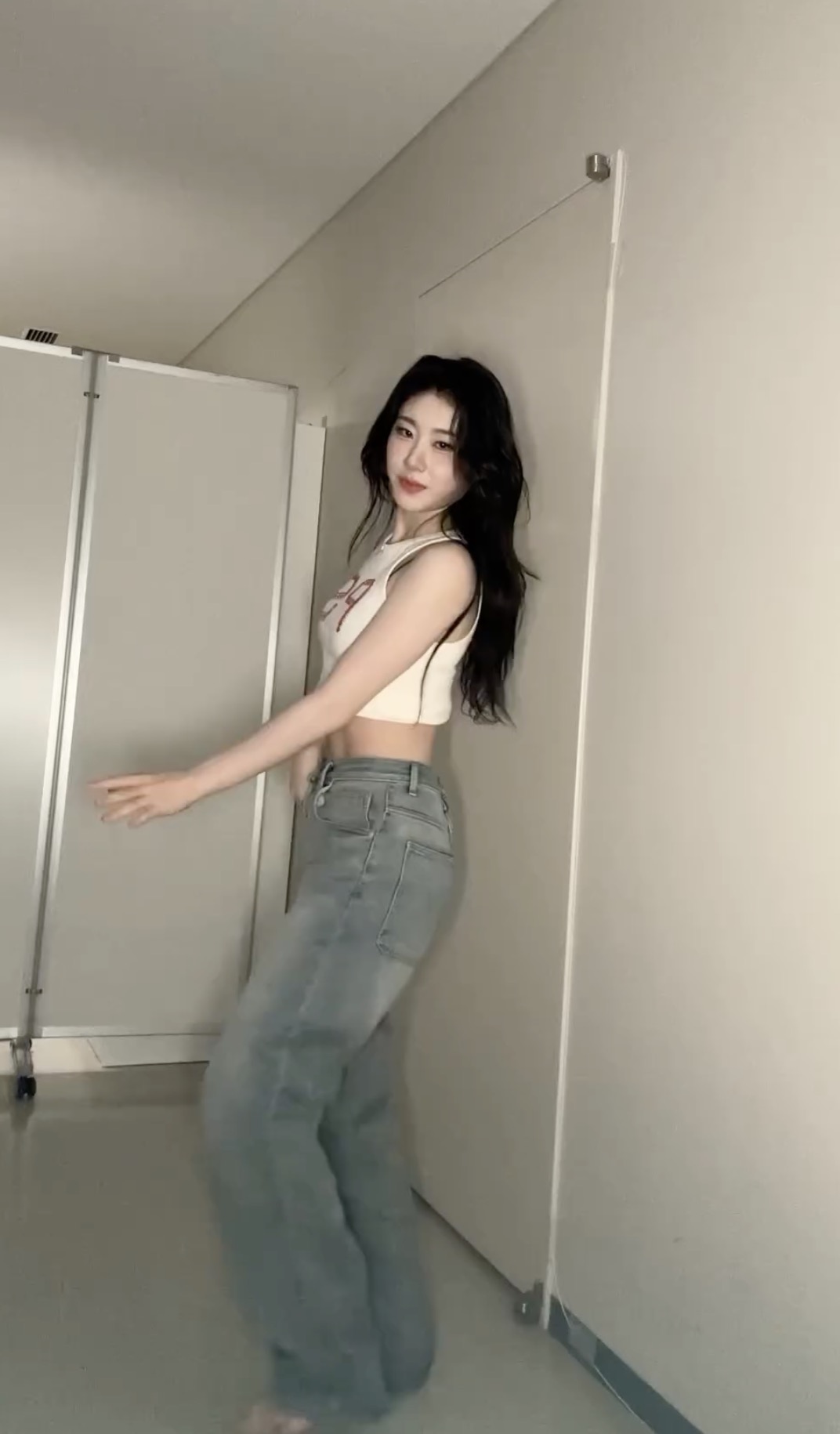 채령 춤선 미쳤..🤦🏻‍♀️❤️‍🔥
나시탑+데님팬츠로 청순하고 섹시하게🖤 이미지