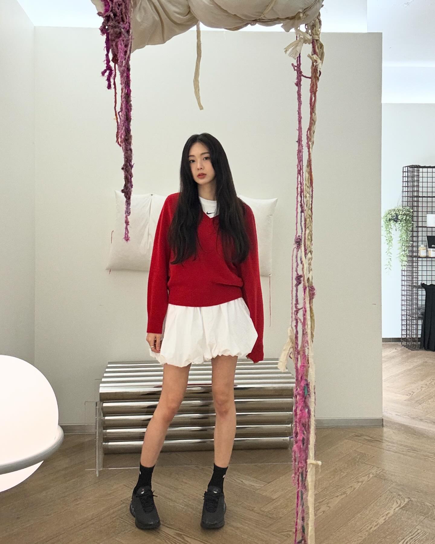 금새록의 나이키 운동화 코디👟🖤
핫한 나이키 운동화를 더욱 힙하게🪄특별한 금새록의 데일리템

1. 나이키 코르테즈 프리미엄 블랙, 12만 9천 원.

2. 나이키 에어맥스 Dn 블랙 다크 스모크 그레이 앤트러사이트 라이트 크림슨, 18만 9천 원.

3. 나이키 아스트로그래버 x Bode 블랙 앤 코코넛 밀크, 18만 9천 원.

4. 나이키 줌 보메로 5 코블스톤 라이트 본 미디엄 애쉬 라이트 본, 18만 9천 원.

5. 나이키 코르테즈 화이트 블랙 11만 9천 원.

6. 나이키 프리 몬트리올 레이서 빈티지 오우드 브라운

7. 나이키 필드 제너럴 82 SP 화이트 바시티 레드, 11만 9천 원. 이미지2