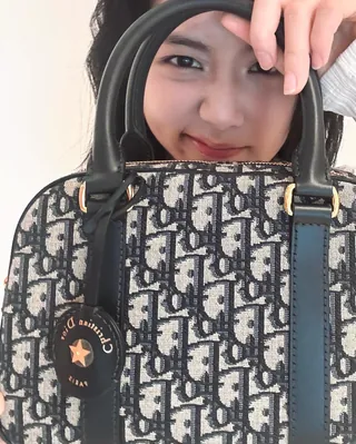지수&이나연의 고급 디올백👜🖤
D-Vibe 미디엄 볼링백 블루 디올 오블리크 자카드 🏷️445만 원
사진 6 + 7 + 8 + 9 + 10: 디올 공식 홈페이지 이미지