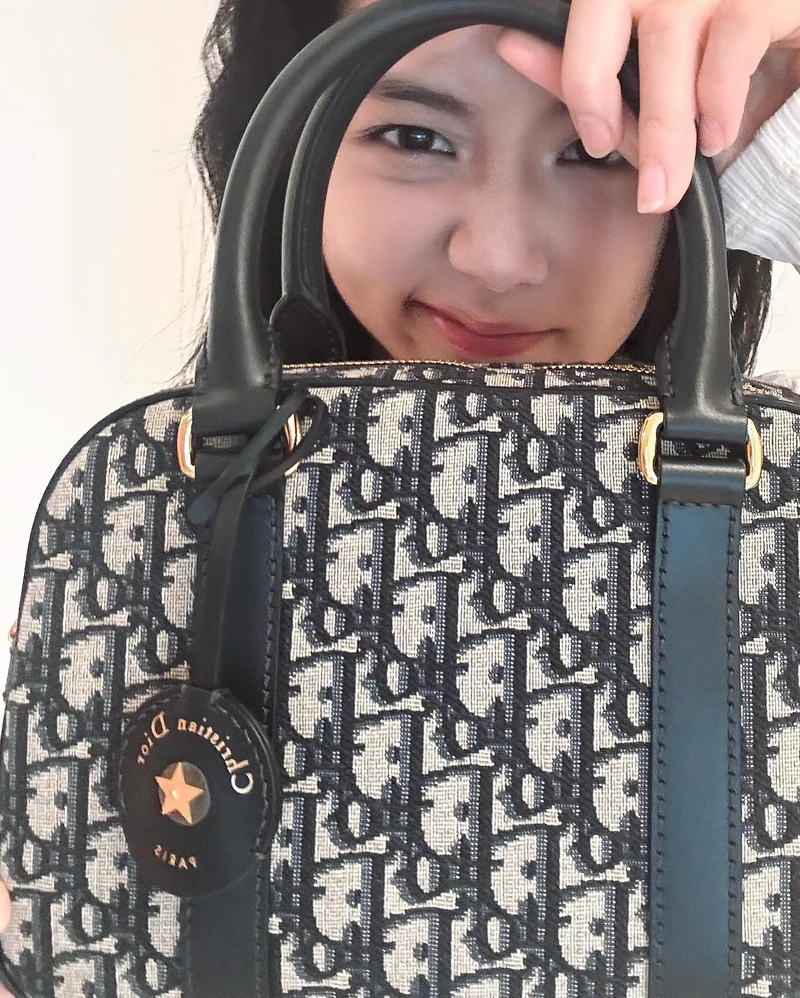 지수&이나연의 고급 디올백👜🖤
D-Vibe 미디엄 볼링백 블루 디올 오블리크 자카드 🏷️445만 원
사진 6 + 7 + 8 + 9 + 10: 디올 공식 홈페이지 이미지1