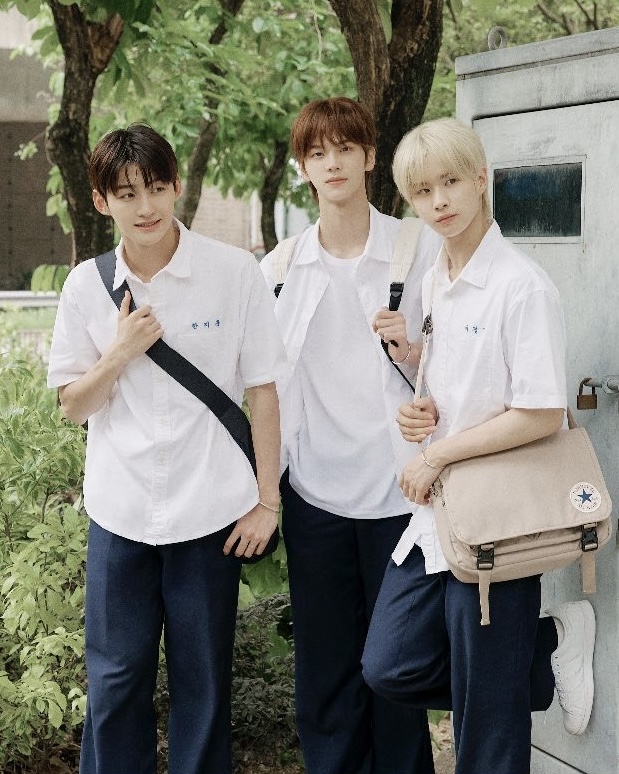 청량 끝판왕 투어스🩵두번째 만남

TWS(투어스)가 미니 2집 ‘SUMMER BEAT!’ 선공개 곡 ‘hey! hey!’ 오피셜 포토를 공개했습니다. 교복을 입고 있는 멤버들의 모습은 청춘 영화 한 장면을 떠오르게 하는데요. 청량한 음악과 비주얼로 인기를 끈 만큼 이들이 들려줄 음악에 큰 관심이 쏠리고 있습니다. 한편 ‘hey! hey!’ 음원과 뮤직비디오는 6월 5일 오후 6시 공개됩니다. 이미지8