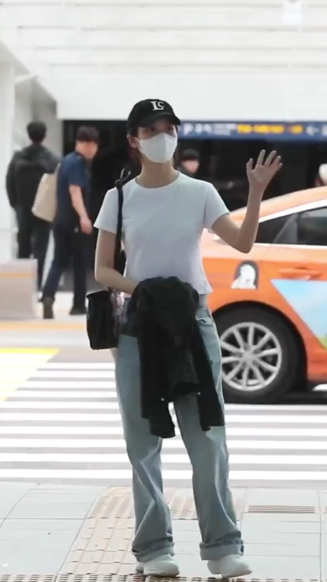마스크로 가려도 역시 아이유🤍
흰색 반팔티에 연청 조합에 블랙 볼캡으로 캐주얼 포인트🖤🧢 이미지