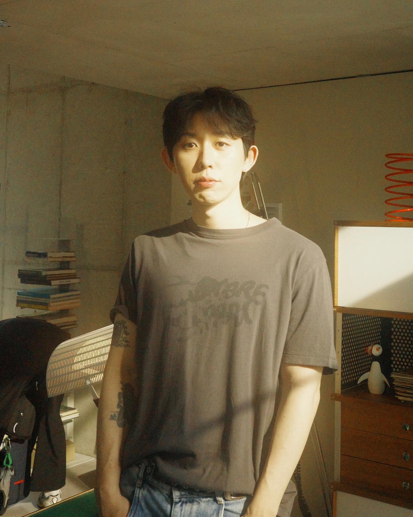 그레이 x 코쿤 x 우원재🎧

최근 AOMG를 떠났던 그레이와 코드 쿤스트, 우원재가 에이전시 두오버(duover)를 설립했습니다. 두오버는 ‘새로 시작하다’, ‘새롭게 도전하다’는 ‘do-over’의 뜻을 빌려 세 사람의 새로운 시작과 도전의 의미를 담았다고 하는데요. 두오버 설립과 동시에 공동 대표를 맡았으며 AOMG에서 기획 및 제작을 함께했던 황아람 이사가 총괄 디렉터로 합류해 시너지를 더할 계획입니다. 이미지