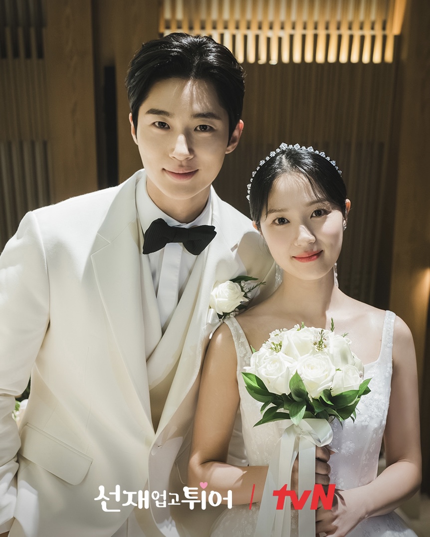 대세 드라마 결혼식의 공통점👰🏻‍♀️🤵🏻‍♂️

최근 가장 뜨거웠던 tvN 드라마들의 결혼 장면이 손예진과 현빈 부부의 실제 결혼식을 오마주 한 것 같다는 반응을 보여 눈길을 끌고 있습니다. 

류선재❤️임솔 
극 중 최종회에 등장한 변우석과 김혜윤의 실내 결혼식 장면은 현빈과 손예진이 웨딩 화보 촬영 당시 입었던 옷들과 유사한데요. 김혜윤은 손예진과 같이 드레스 디자인까지 유사한 민소매 드레스를 입었습니다. 또한 변우석은 현빈처럼 셔츠와 수트를 화이트로 통일했고, 똑같이 나비넥타이를 메고 있습니다. 


홍해인❤️백현우
첫 방송에서 그려진 김지원과 김수현의 야외 결혼식장은 현빈과 손예진이 결혼했던 호텔 예식장과 유사한 모습으로 꾸며져 있어 눈길을 끌었는데요. 김수현이 현빈과 유사하게 화이트 셔츠에 블랙 수트를 입었고, 나비넥타이로 포인트를 줬습니다. 또한 김지원은 손예진처럼 올백머리를 하고 오프숄더 드레스를 착용해 현빈 손예진의 결혼 장면을 한 번 더 떠올리게 했습니다.

특히 박지은 작가는 현빈과 손예진을 실제 연인으로 발전하게 한 ‘사랑의 불시착’과 ’눈물의 여왕’을 모두 맡았는데요. 대세 드라마와 현빈 손예진 결혼식의 공통점. 여러분의 생각은 어떠신가요?🤍 이미지
