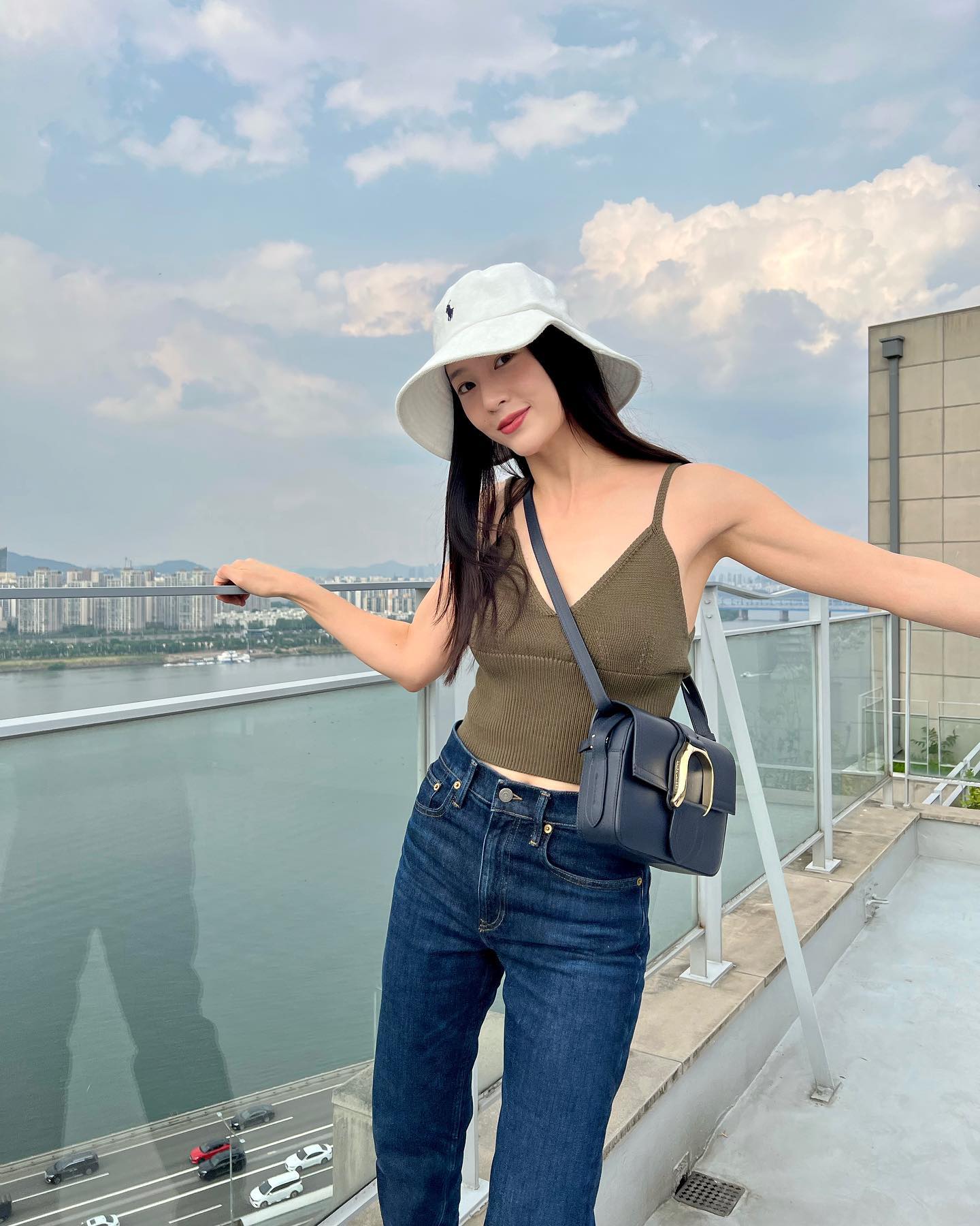 셀럽들의 여름 폴로템 컬러는?🤍
심플하고 활용도 높은 화이트 PICK✔️ 여름과 잘 어울려⛅️

1. 코튼 저지 크루넥 티

2. 케이블 니트 숏 슬리브 가디건

3. 클래식핏 옥스포드 셔츠

4. 로고 테리 코튼 버킷햇, 랄프스 커피 볼 캡 이미지
