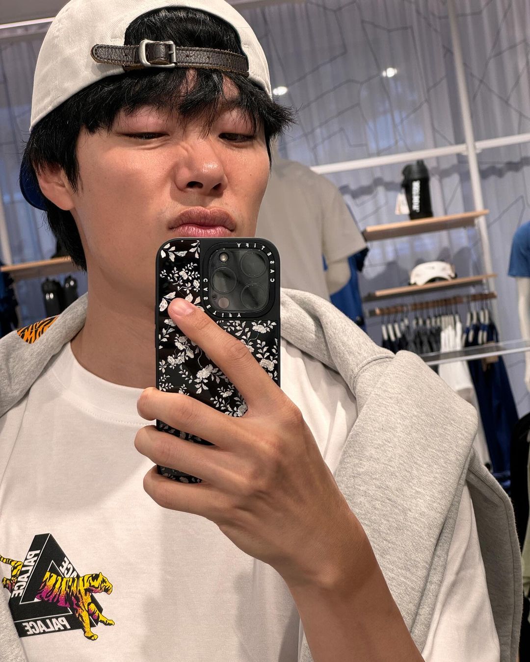 요즘 뒤로 돌려쓰는게 끌리던데🧢 이미지