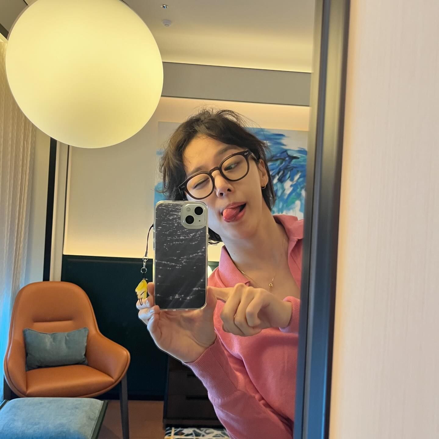 가벼운 외출엔 안경으로 포인트🤓 이미지