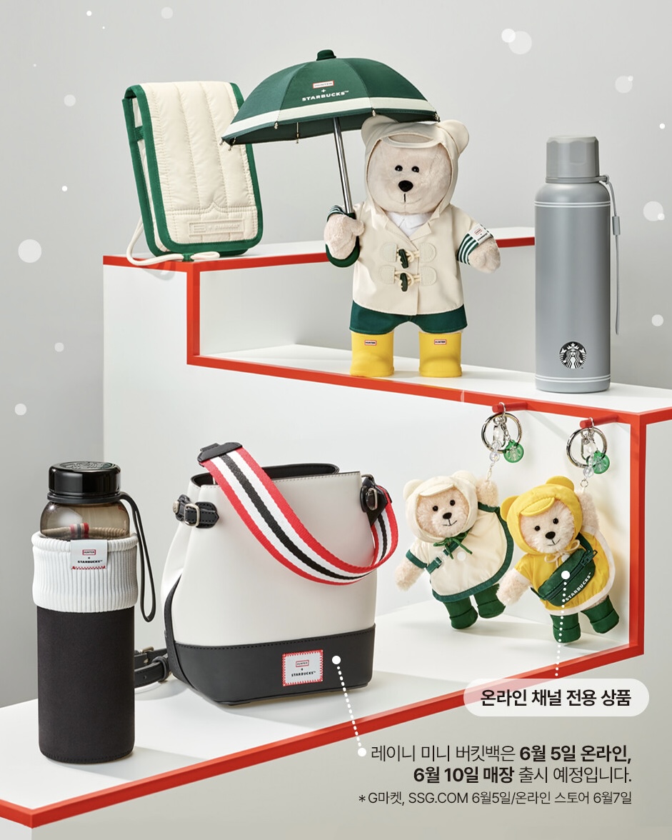 스타벅스 MD 너무 귀여운데?💚

스타벅스에서 레이니 MD가 출시됩니다. 오늘(3일) 스타벅스 코리아는 레인 부츠 브랜드 헌터와 콜라보 한 제품 총 6종을 판매한다고 밝혔는데요. 베어리스타 인형, 베어리스타 키 체인, 미니 버킷백, 폰 파우치 백, 데일리 워터보틀 1000ml, 로켓 워터 보틀 591ml으로 구성되어 있습니다. 해당 제품들은 5일부터 구매 가능하며 제품마다 판매처 및 출시일이 상이할 수 있습니다. 이미지