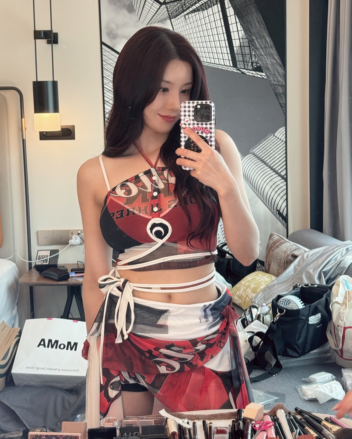 권은비❤️‍🔥홍콩에서도 워터밤 여신

권은비가 홍콩에서 열린 ‘워터밤 2024’에 참여했습니다. 오늘(3일) 자신의 SNS에 “waterbomb_hongkong”이라는 글과 함께 여러 장의 사진을 게재했는데요. 헤어 컬러와 잘 어울리는 레드 톤의 의상과 고글로 시원한 매력을 자랑하며 댄스팀과 함께 현장 사진을 남겼습니다. 워터밤은 올해 월드투어로 홍콩, 대만, 싱가포르, 두바이, LA 등에서도 진행되는데요. 권은비는 홍콩 워터밤 둘째 날인 2일에 초청돼 워터밤 여신의 면모를 뽐냈습니다. 이미지