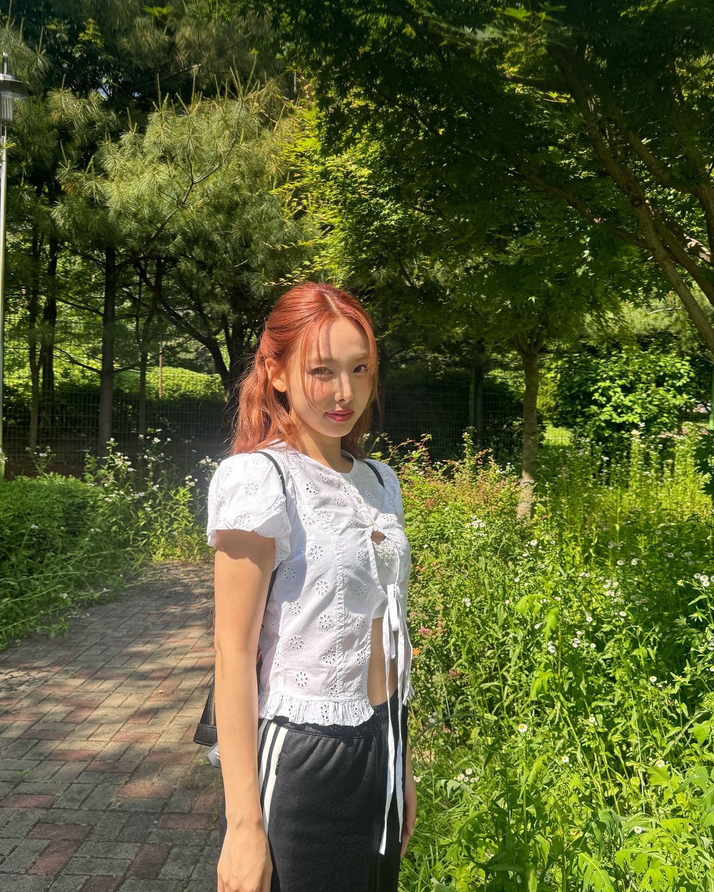 나연의 러블리 믹스매치룩🤍🖤
힙한 아디다스에 레이스&프릴 디테일 반팔블라우스 코디✔️👍 이미지