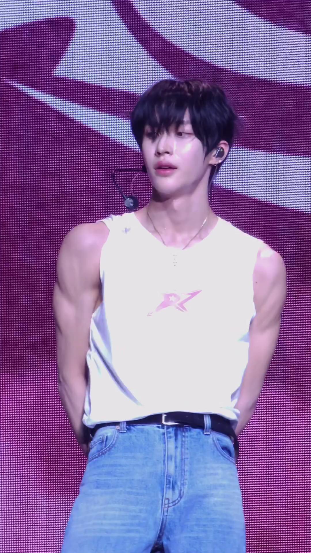 흰티+데님룩 다양하게 말아주는 라이즈 멤버들😍🔥 핫하다 핫해..SAXY🤯 이미지