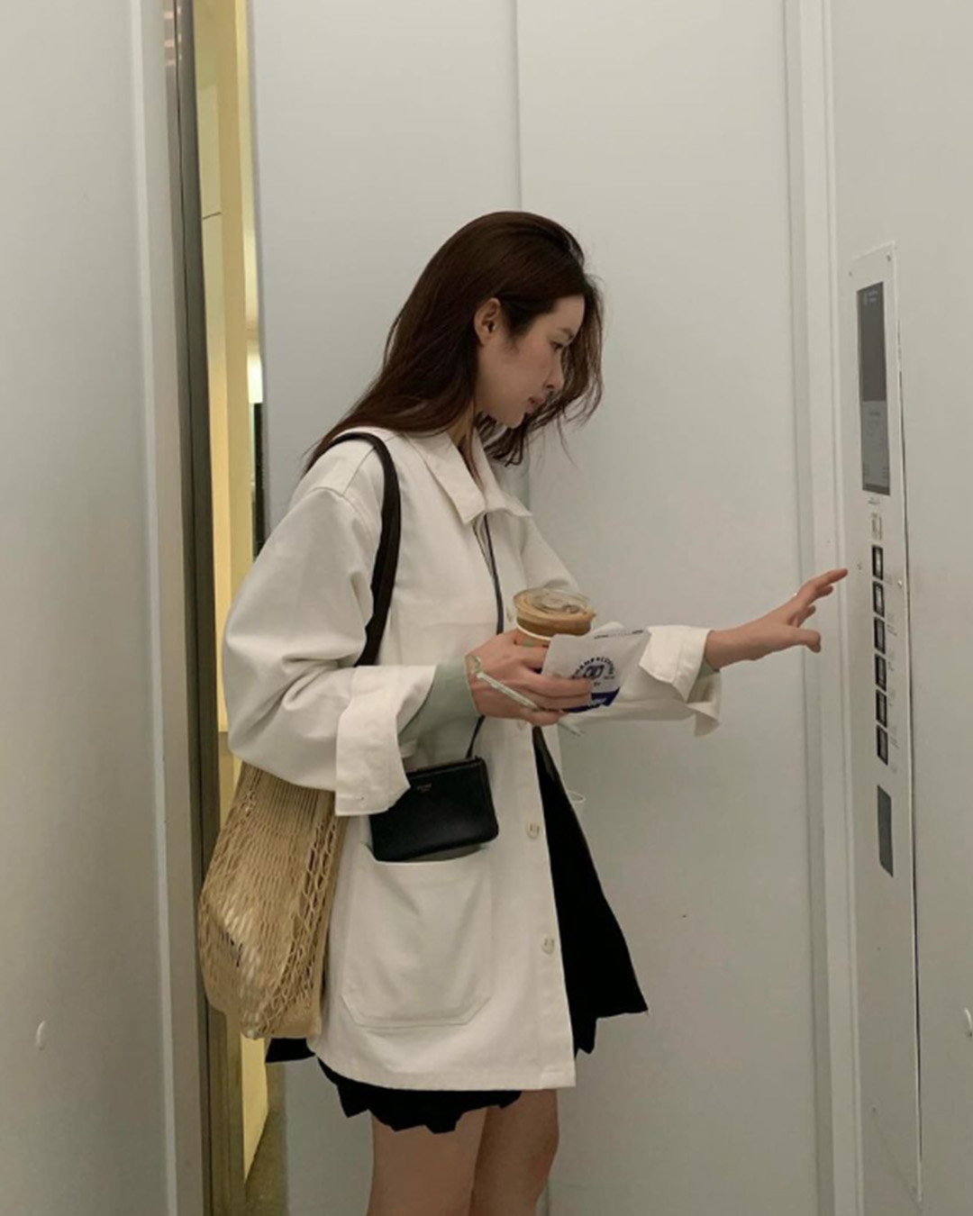 여름에 메기 좋은 네트백🕸️
깔끔하고 가벼운 브랜드 네트백 3가지 추천🤎@준비하자👀
1. 롱샴 르 플리아쥬 필레 탑 핸들백
2. 프라다 크로셰 토트백
3. 르메르 크로스바디 필트 네트 백 이미지7