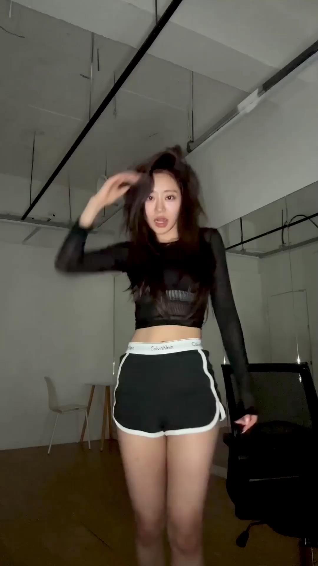 쥴리의 핫한 캘빈클라인 룩🖤😎
브라탑에 시스루 탑 매치 후 숏팬츠🔥 올블랙룩 @맵다🥵 이미지