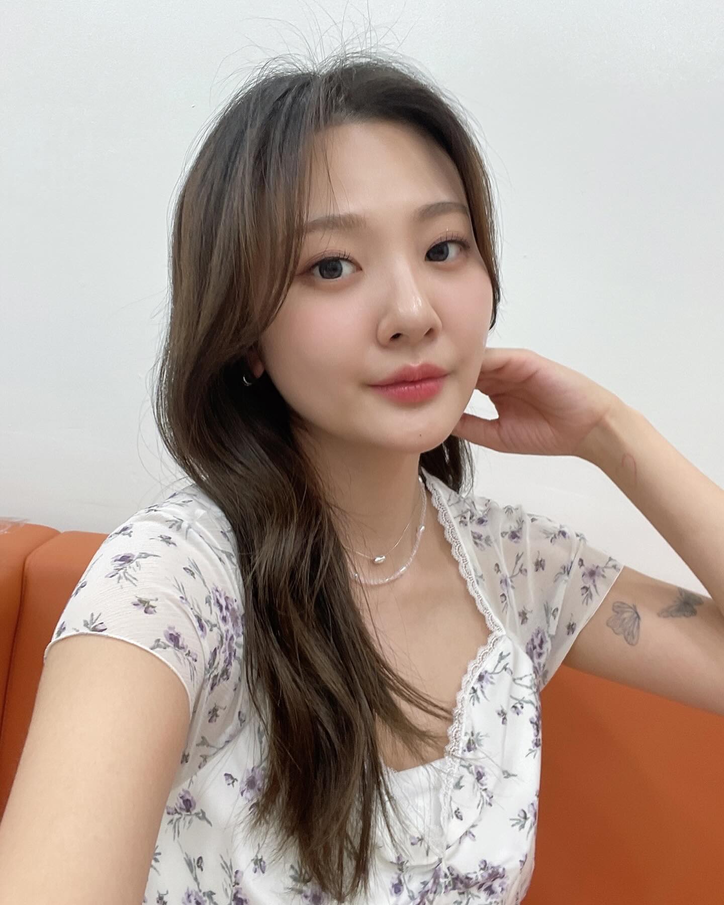 볼빨간사춘기와 지젤이 만났다💖

볼빨간사춘기가 에스파 지젤의 피처링과 함께 컴백합니다. 지난 3일 소속사 쇼파르엔터테인먼트는 공식 SNS를 통해 볼빨간사춘기 신곡 ‘Lips(립스)’의 티저 영상을 공개하며 베일에 싸여있던 피처링 아티스트가 에스파 멤버 지젤임을 밝혔는데요. 공개된 영상에는 신곡의 inst 음원이 함께 담겨있습니다. 지젤은 첫 공식 피처링 참여는 물론 직접 립 메이킹에 참여해 두 사람이 어떤 케미스트리를 발휘할지 궁금증을 높아지고 있습니다. 이미지1