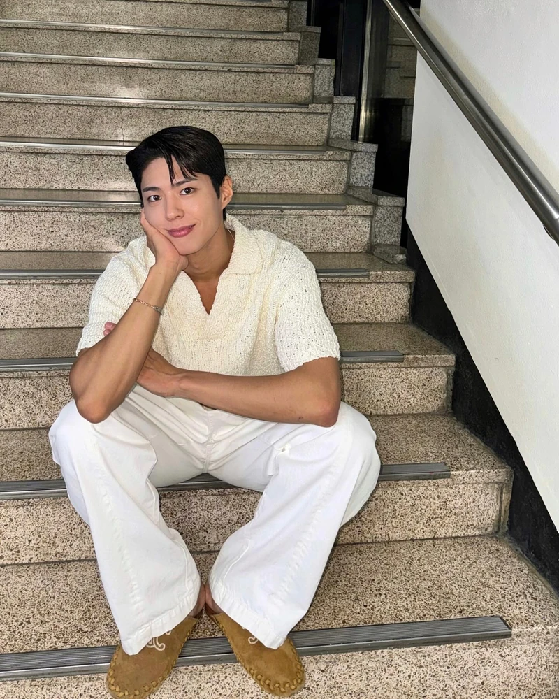 영화 개봉 전🍿박보검 미리보기🤍
박보검이 내일(5일) 영화 '원더랜드'의 개봉을 앞두고 오늘(4일) 공개 예정인 유튜브 '살롱드립2'에 출연합니다. '원더랜드'에서 1인 2역에 도전한 박보검은 커플로 첫 연기 호흡을 맞춘 수지와 함께한 소감부터 촬영 비하인드 등 다채로운 이야기를 들려줄 예정인데요. 탁월한 예능감과 함께 장도연과 어떤 티키타카 케미를 보여줄지 팬들의 기대가 높아지고 있습니다. 이미지2