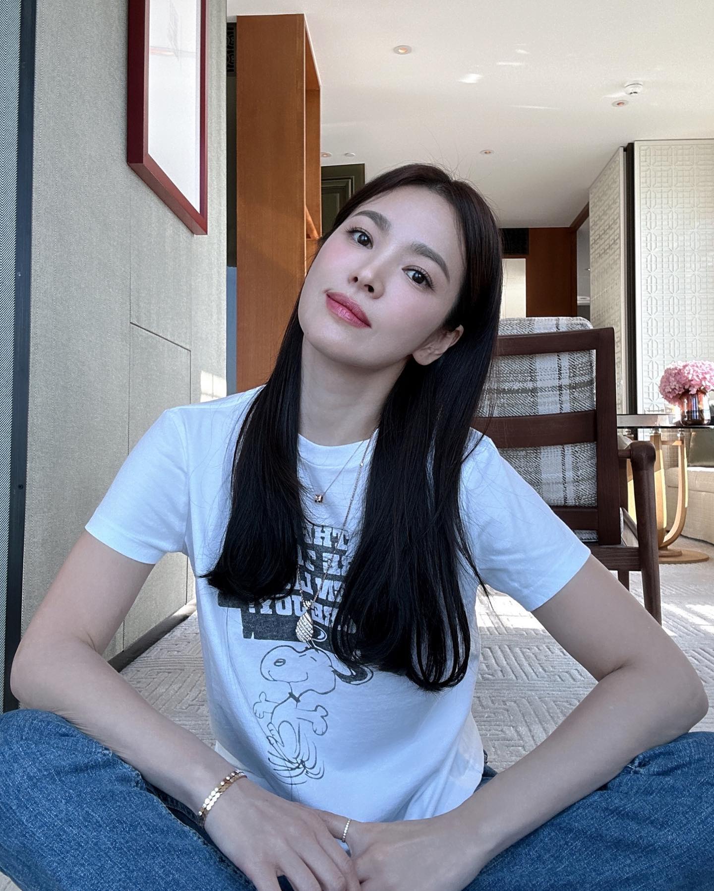 셀럽들의 여름 상의는☀️@리던✔️
빈티지 그래픽 반팔티부터 예쁜 컬러감에 탑&가디건까지🌈

1. 송혜교: 리던 스누피 퓨어 조이 프린트 클래식 티셔츠

2. 고윤정: 리던 클래식 로맨스 티셔츠

3. 한지민: 리던 90s 로컬 허니 티셔츠

4. 수영, 리사: 리던 서울 하트 클래식 티셔츠

5. 쯔위: 리던 세미 시스루 코튼 탑 

6. 진기주: 리던 푸어 보이 립 슬림 가디건
 이미지