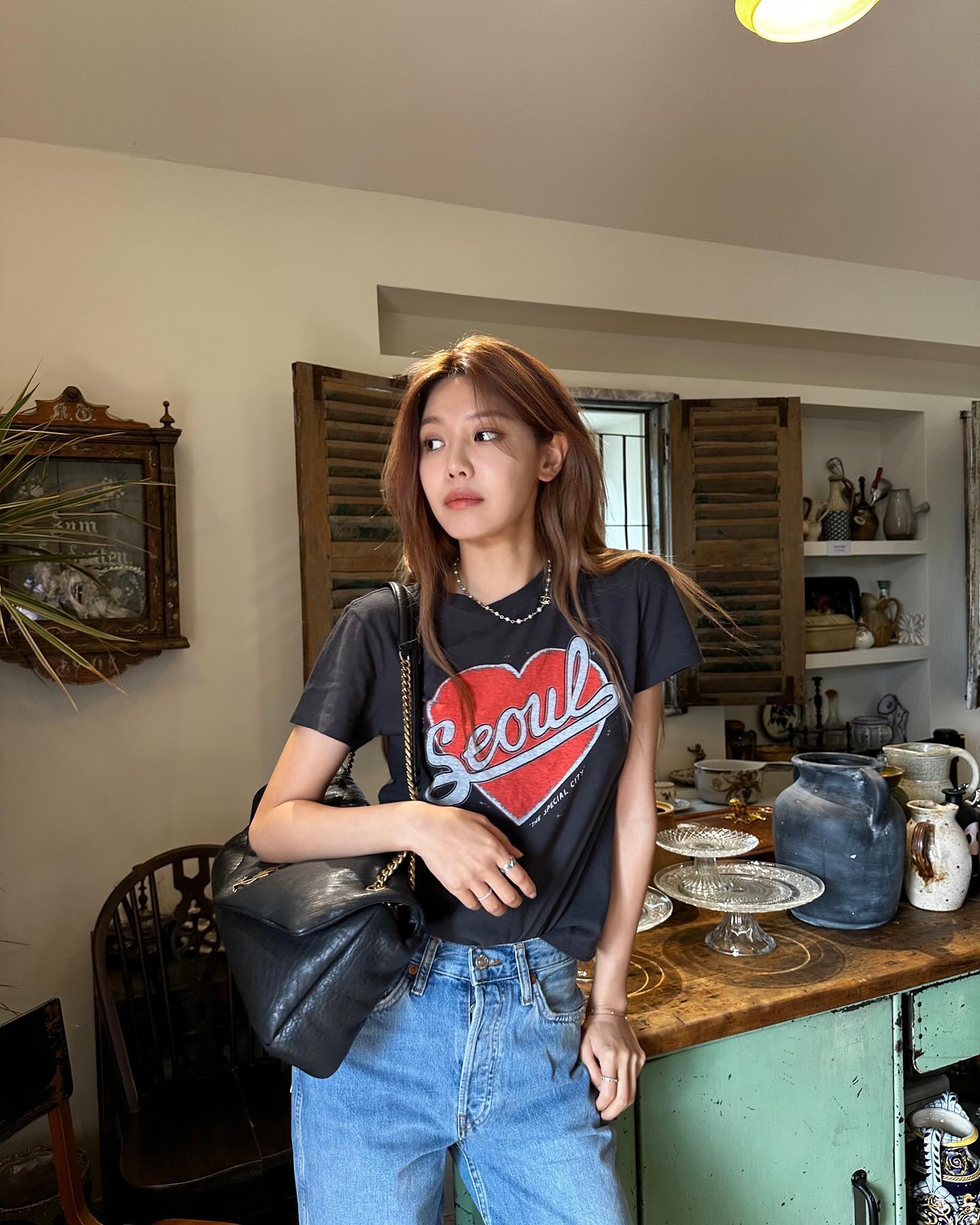 셀럽들의 여름 상의는☀️@리던✔️
빈티지 그래픽 반팔티부터 예쁜 컬러감에 탑&가디건까지🌈

1. 송혜교: 리던 스누피 퓨어 조이 프린트 클래식 티셔츠

2. 고윤정: 리던 클래식 로맨스 티셔츠

3. 한지민: 리던 90s 로컬 허니 티셔츠

4. 수영, 리사: 리던 서울 하트 클래식 티셔츠

5. 쯔위: 리던 세미 시스루 코튼 탑 

6. 진기주: 리던 푸어 보이 립 슬림 가디건
 이미지4
