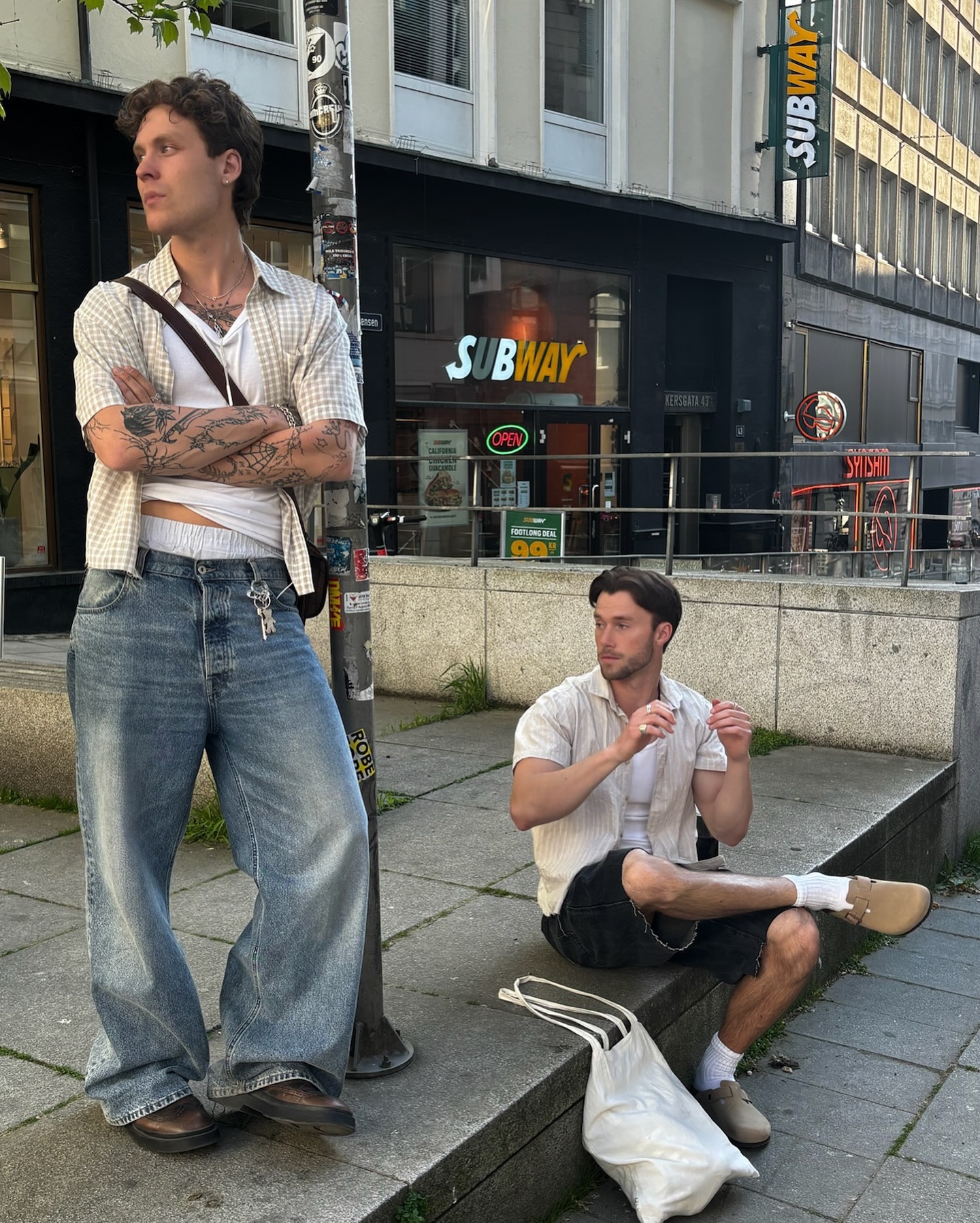 흰색 이너에 반팔 셔츠 걸쳐봐👌 이미지