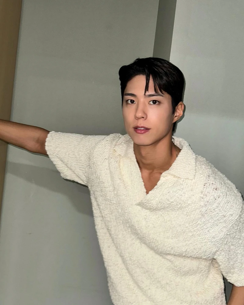 영화 개봉 전🍿박보검 미리보기🤍
박보검이 내일(5일) 영화 '원더랜드'의 개봉을 앞두고 오늘(4일) 공개 예정인 유튜브 '살롱드립2'에 출연합니다. '원더랜드'에서 1인 2역에 도전한 박보검은 커플로 첫 연기 호흡을 맞춘 수지와 함께한 소감부터 촬영 비하인드 등 다채로운 이야기를 들려줄 예정인데요. 탁월한 예능감과 함께 장도연과 어떤 티키타카 케미를 보여줄지 팬들의 기대가 높아지고 있습니다. 이미지1