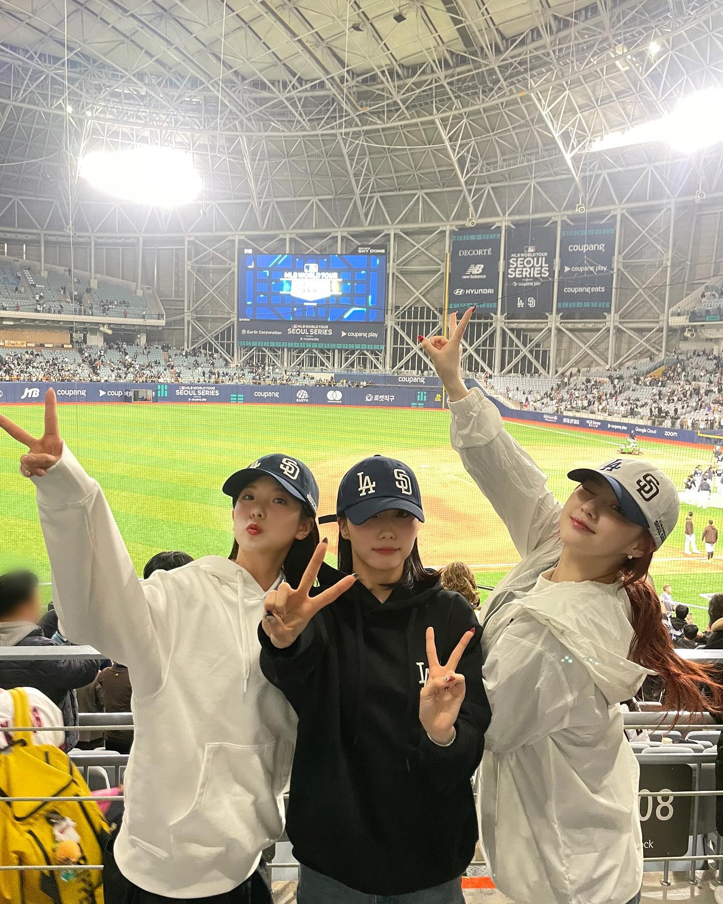 야구보러 가기 딱 좋은 날씨🏟️☀️
더 더워지기 전 야구 유니폼 맞춰 입고 휴일에 보러@같이가⚾️ 이미지