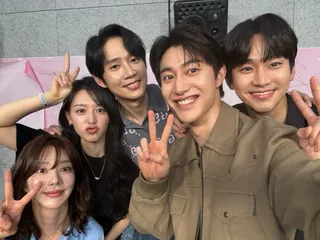 눈물의 여왕 오랜만이야😭❤️
tvN 역대 최고 시청률을 등극한 드라마 ’눈물의 여왕’ 주역들이 오랜만에 한자리에 뭉쳤습니다. 박성훈은 본인 SNS에 하트 이모티콘과 함께 사진 한 장을 게재했는데요. 공개된 사진에는 김수현과 김지원부터 박성훈, 곽동연, 이주빈까지 드라마에서 함께 호흡을 맞춘 배우들의 모습이 담겨있습니다. 이들은 ‘눈물의 여왕’ 블루레이 코멘터리 촬영을 위해 뭉친 것으로 팬들은 드라마 종영 이후 약 1달 만에 다시 모인 이들의 모습에 반가움을 표했습니다. 이미지