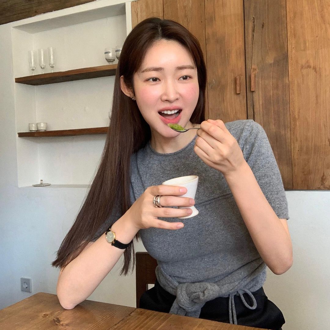 회색 무지 반팔티는 이렇게🩶 이미지