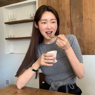 회색 무지 반팔티는 이렇게🩶 이미지