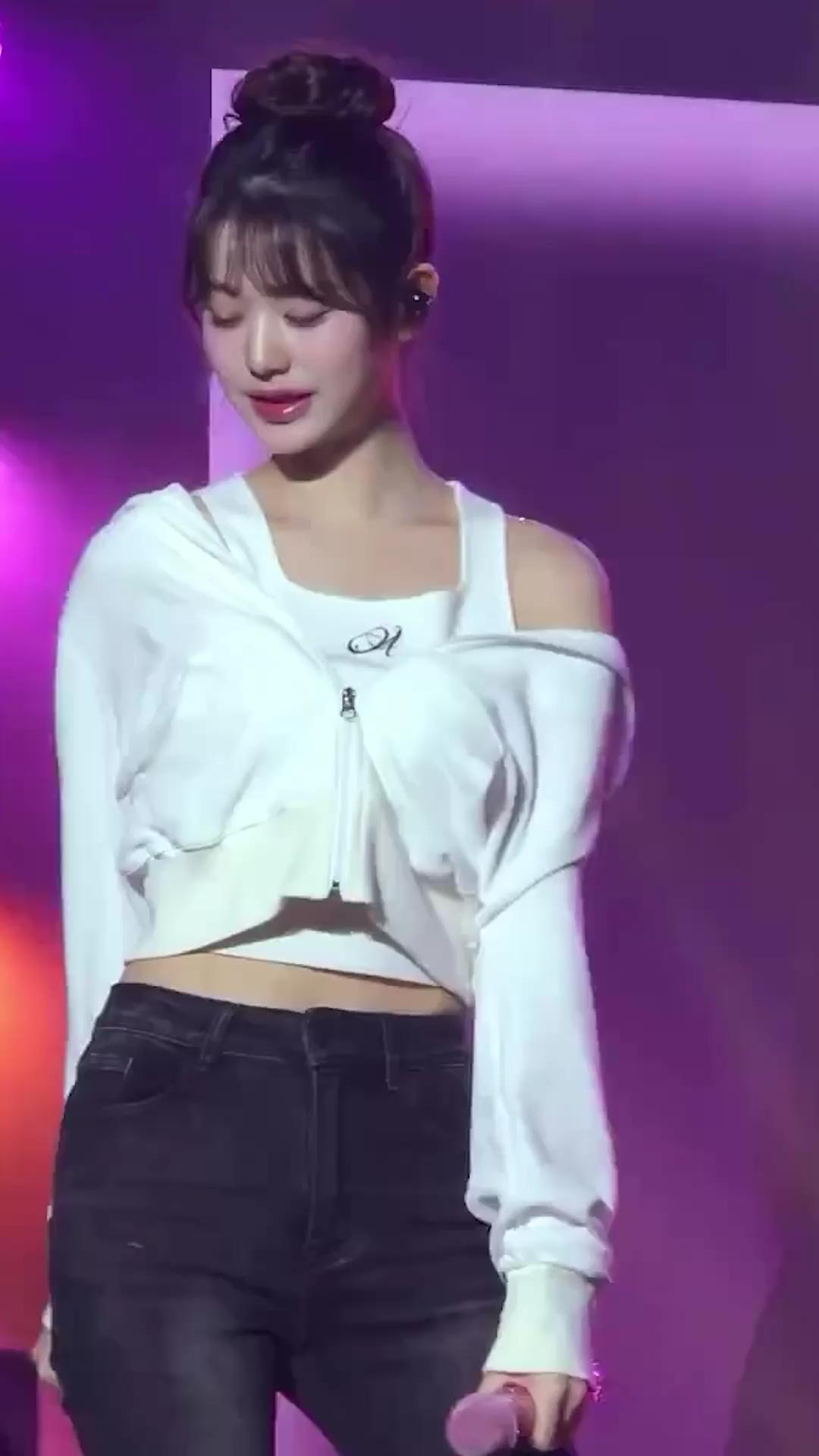 아이브 원영이는 월드투어 중🇫🇷🎤
크롭 후드집업+흑청에 똥머리 헤어로 꾸안꾸 무드 콘서트룩🎶 

 이미지
