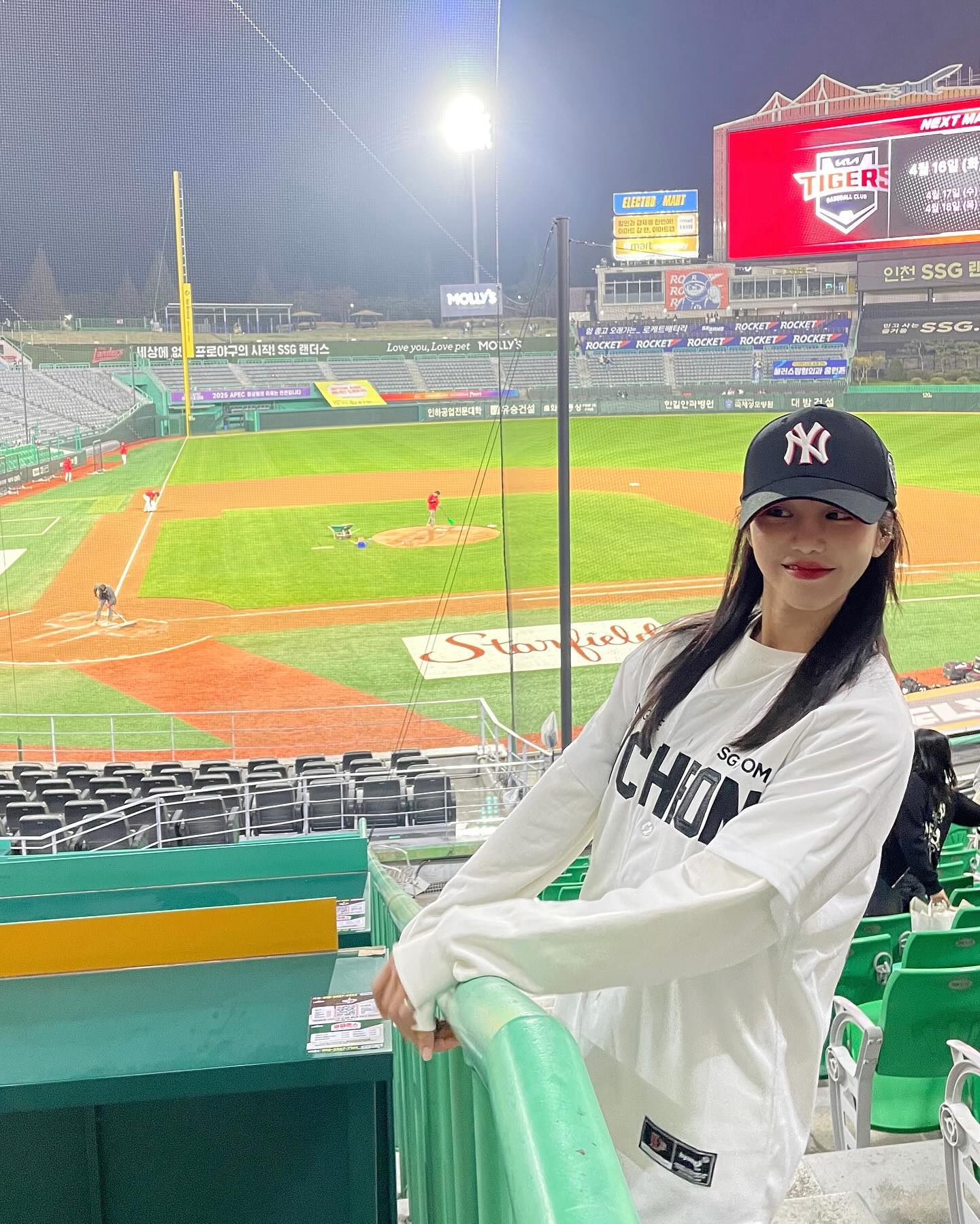 야구보러 가기 딱 좋은 날씨🏟️☀️
더 더워지기 전 야구 유니폼 맞춰 입고 휴일에 보러@같이가⚾️ 이미지