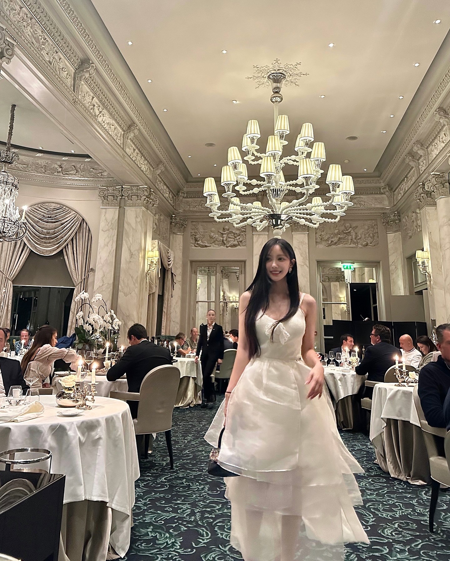 효민🤍파리에서 즐긴 생일 파티👗

걸그룹 티아라 출신 효민이 자신의 SNS에 ‘HBD in Paris?’라는 글과 함께 근황을 공개했습니다. 효민은 럭셔리한 분위기의 레스토랑에서 본인의 35번째 생일파티를 즐겼는데요. 화이트 슬리브리스 드레스를 입은 효민은 청순하고 우아한 파티룩을 완성했으며, 또 다른 사진에서는 연한 그레이 오프숄더 드레스로 세련된 분위기를 자아냈습니다. 이미지