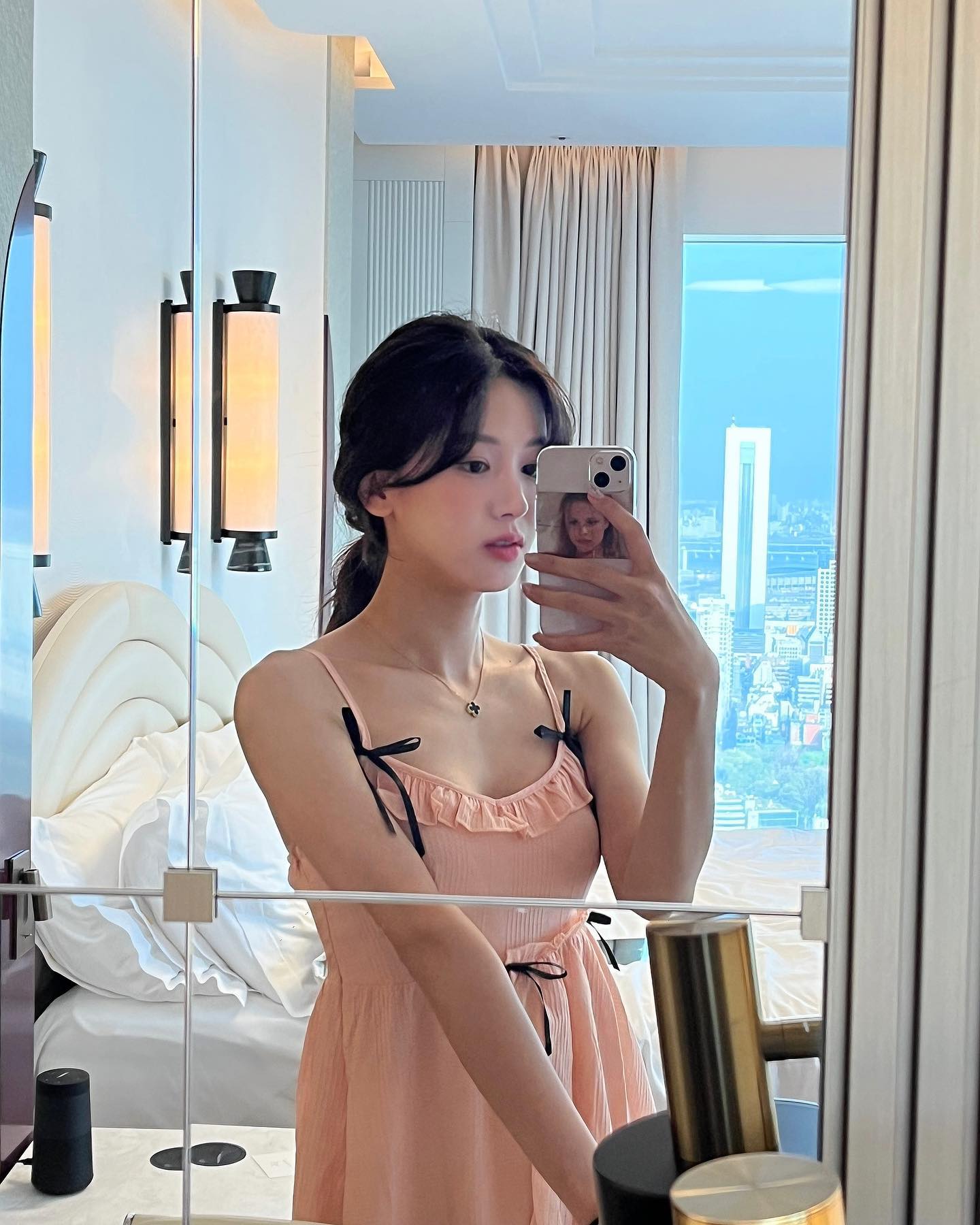 올여름 아이템 키워드는 리본🎀
넥라인과 소매 끝 리본 디테일로 여름 스타일링에 포인트 추가💖

1. 리본 원피스

2. 리본 반팔 니트

3. 리본 반팔 블라우스 이미지