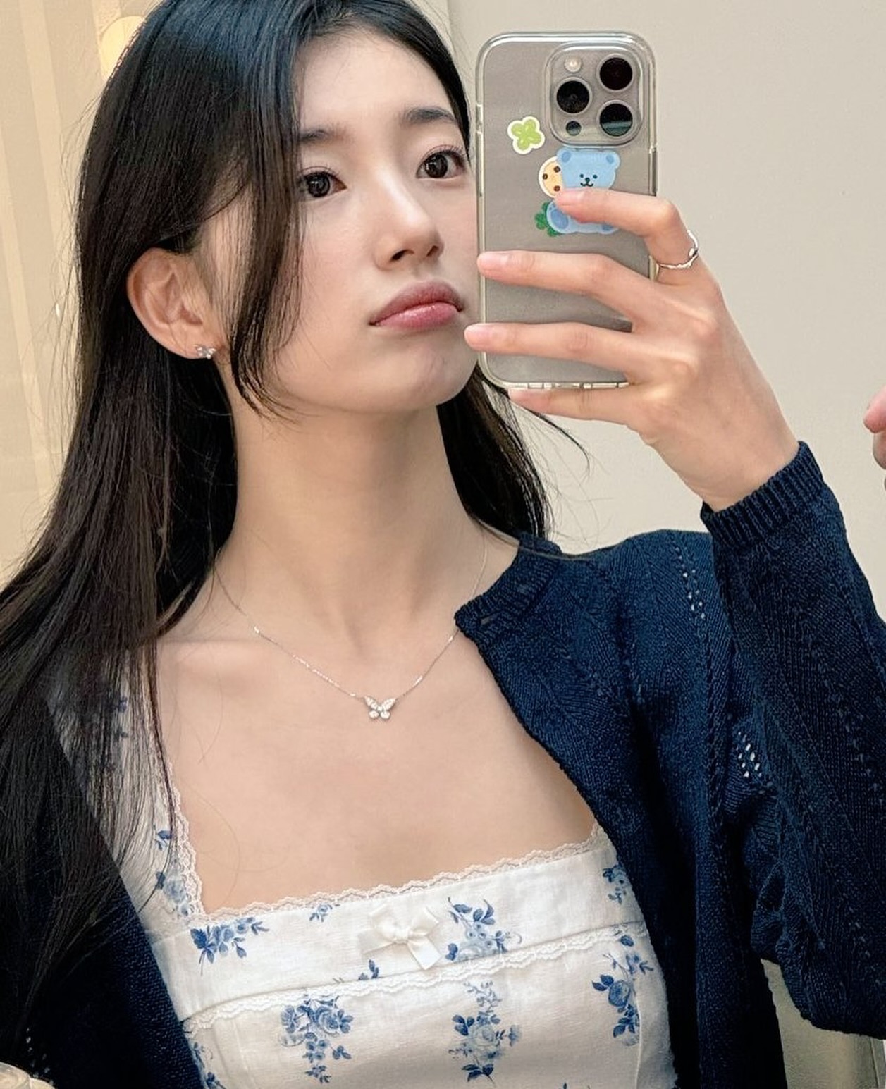 언니들 러블리룩🌸@리포메이션
여름에 입기 좋은 페미닌 원피스&나시 아이템 정보✨🤍

1. 수지, 유아: 에비아나 린넨 드레스

2. 고윤정: 다본 드레스

3. 성해은: 수제뜨 드레스

4. 안유진: 에메릭 드레스

5. 선미: 플라워 패턴 스모크드 탑

6. 혜리: 알라니 탑 이미지