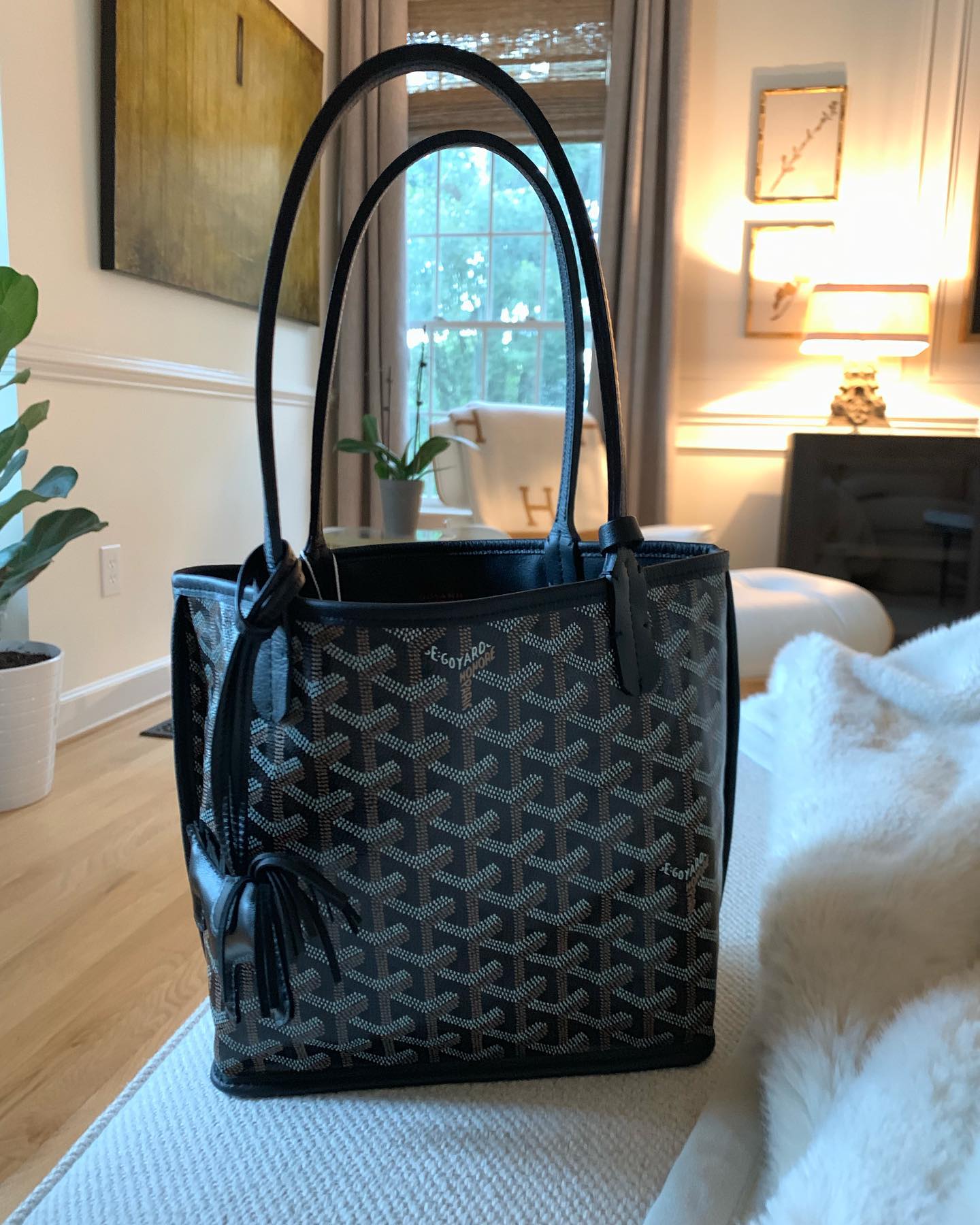 엄지원의 여행룩 미니백🖤🤎
고야드 앙주 백 미니 블랙&탄👜 가격은 290만 원.✨ 이미지3