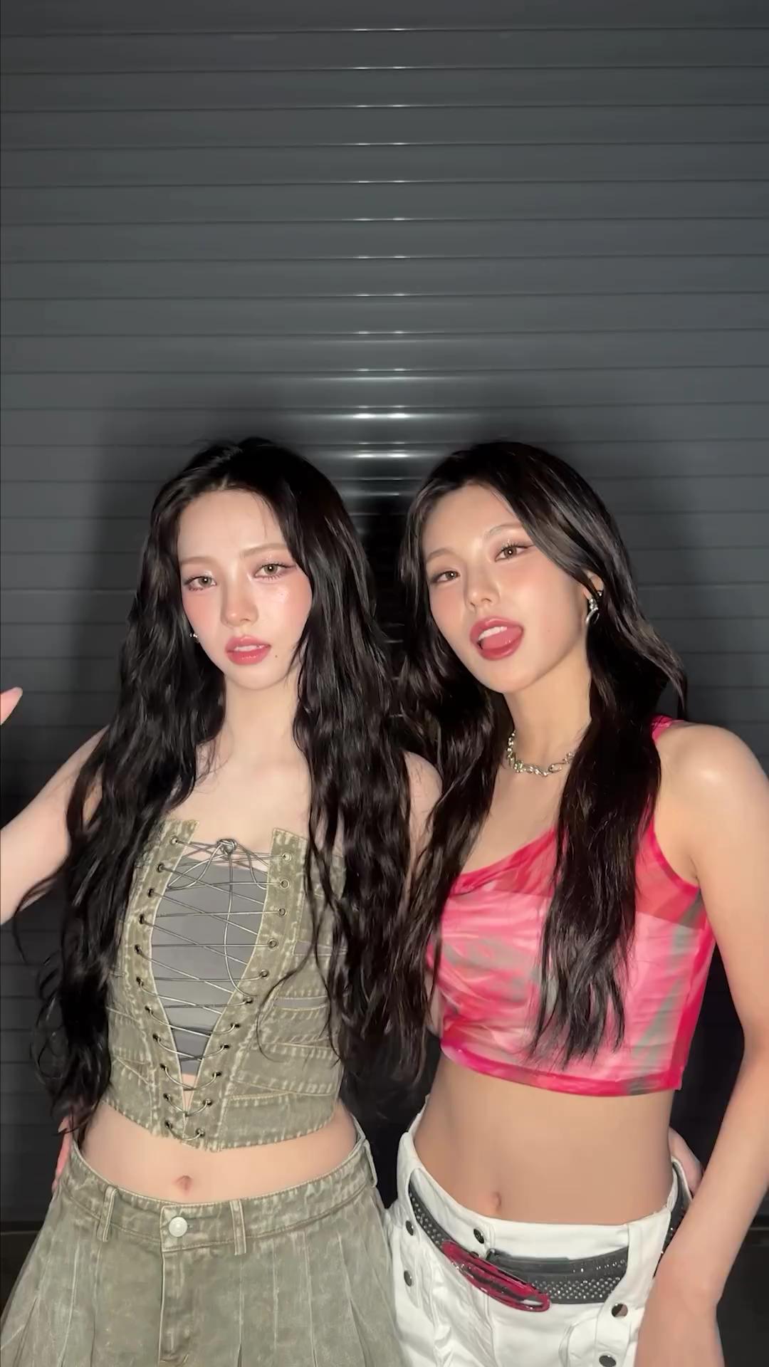 같은 흑발 웨이브 다른 무드 둘🖤
카리나 X 예지 4세대 여돌 리더들의 얼굴합🐈‍⬛ 이 조합 된다💖
 이미지
