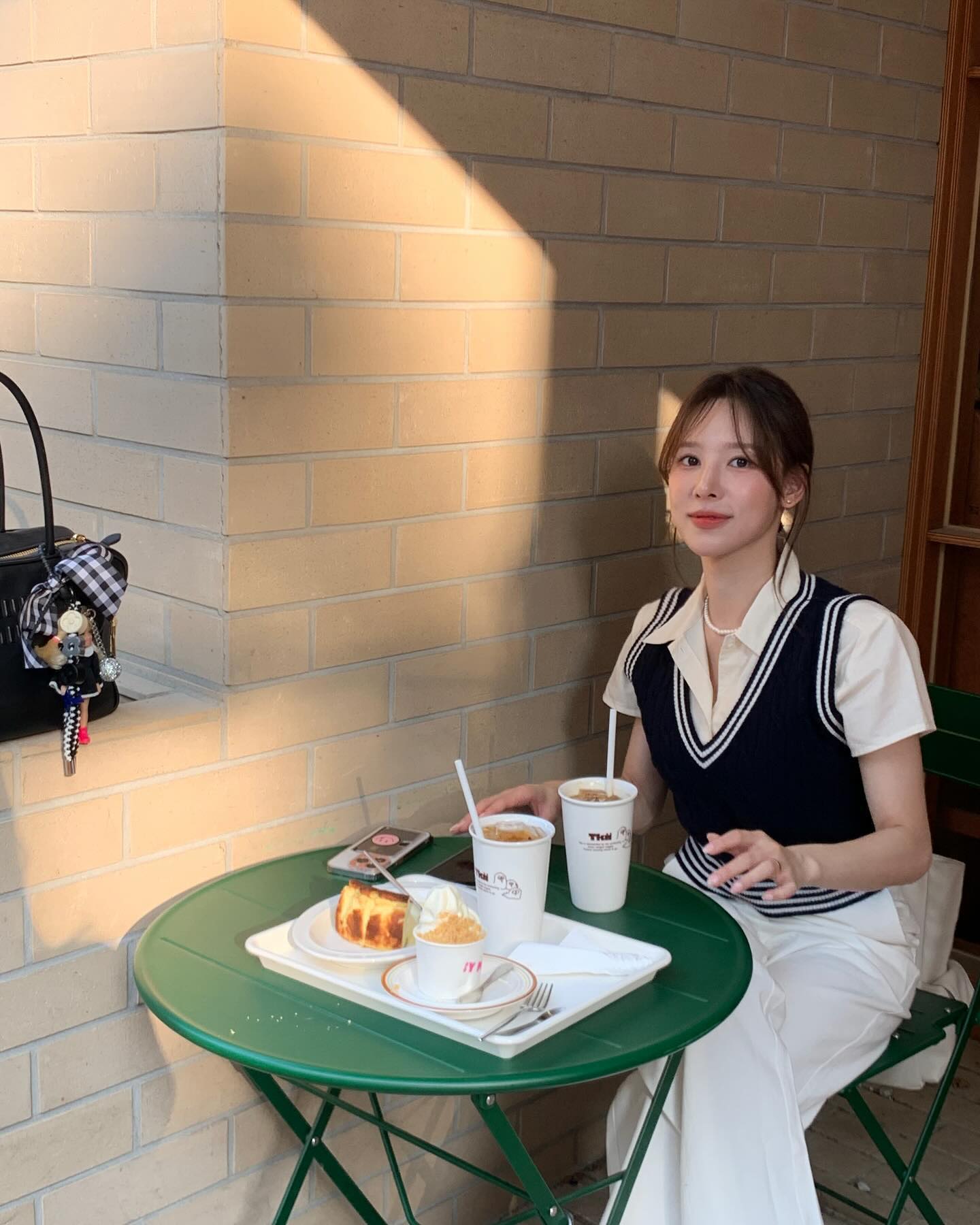 여름 화이트 탑은 레이어드 맛👅 이미지