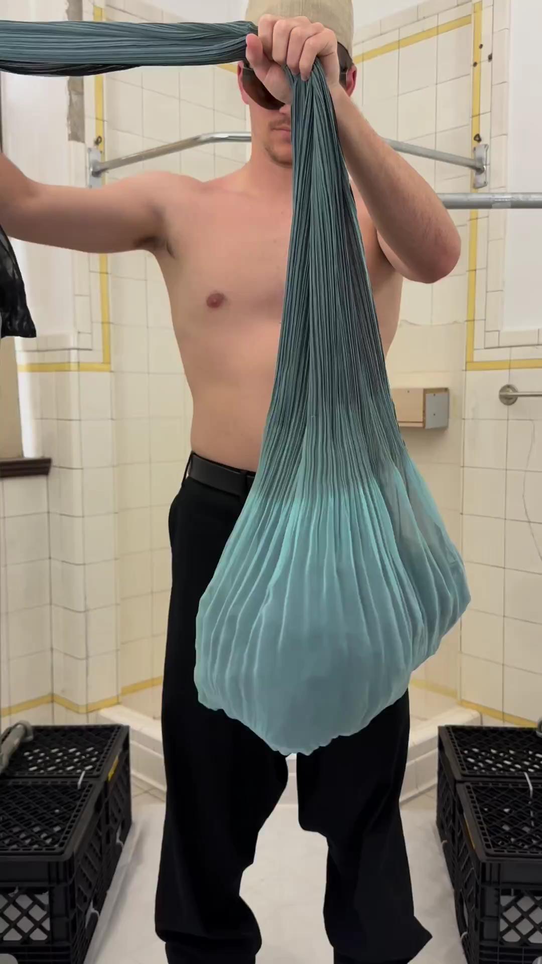 왠지 민망한 이세이미야케 스카프🧣🥵 이미지